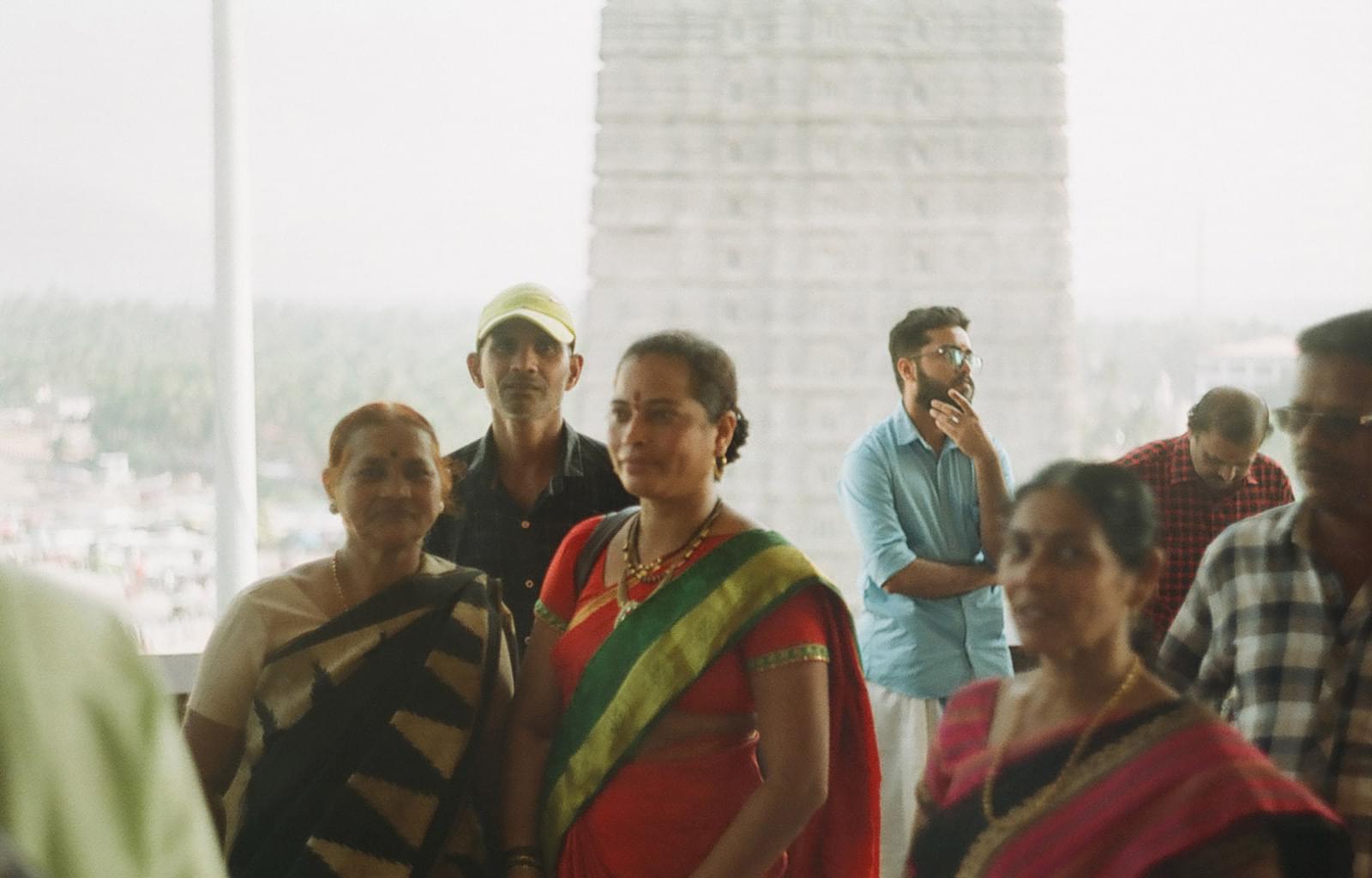 Группа людей у входа в храм