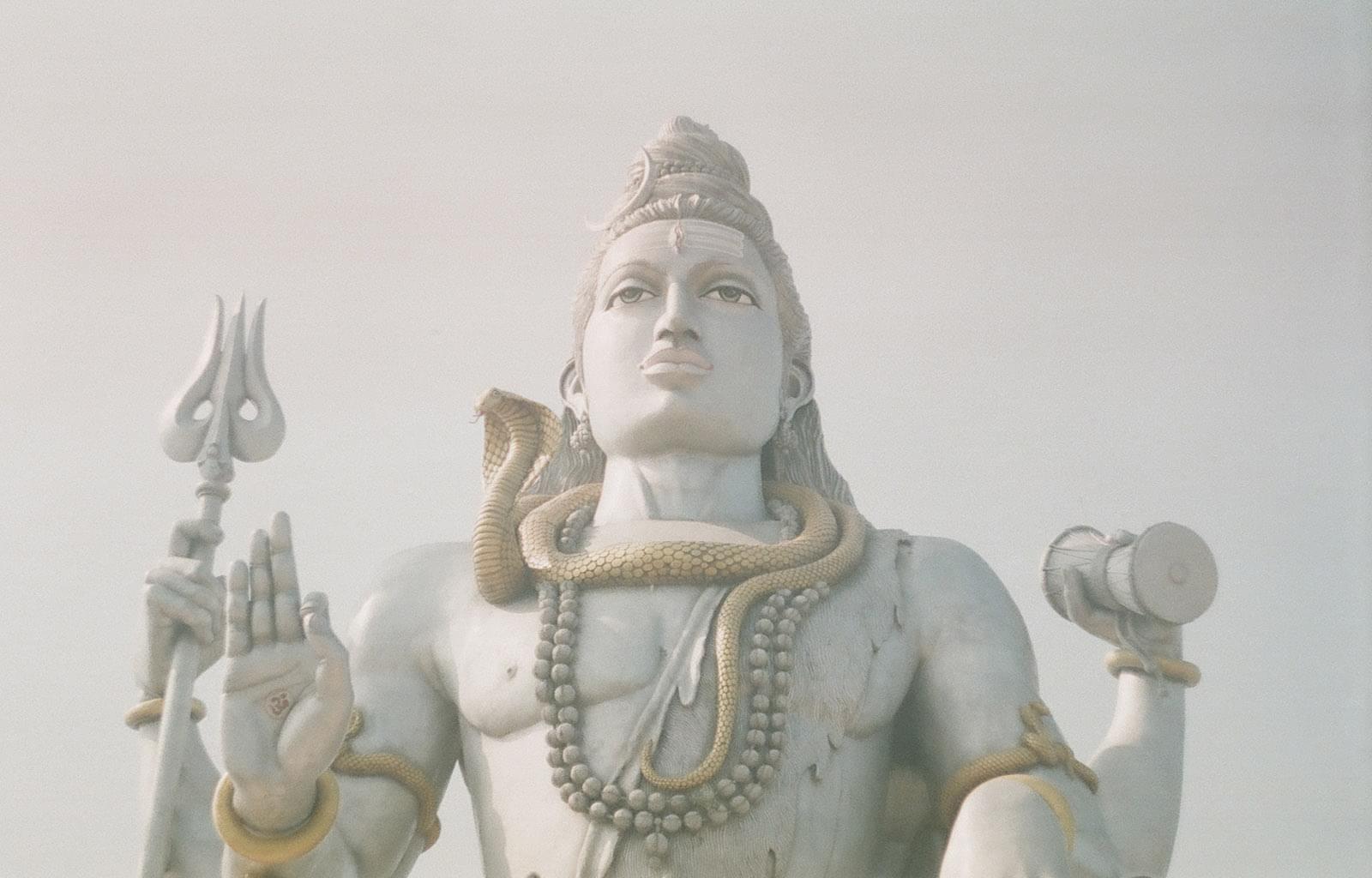 Вид на статую Шивы в Мурудешваре