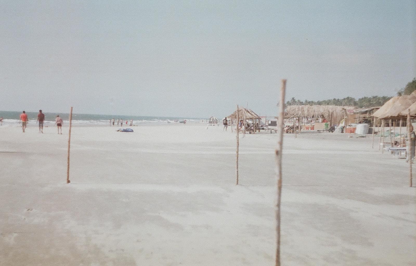 Палки на пляже