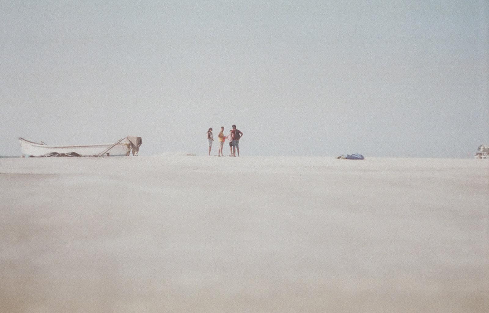 Люди недалеко от лодки