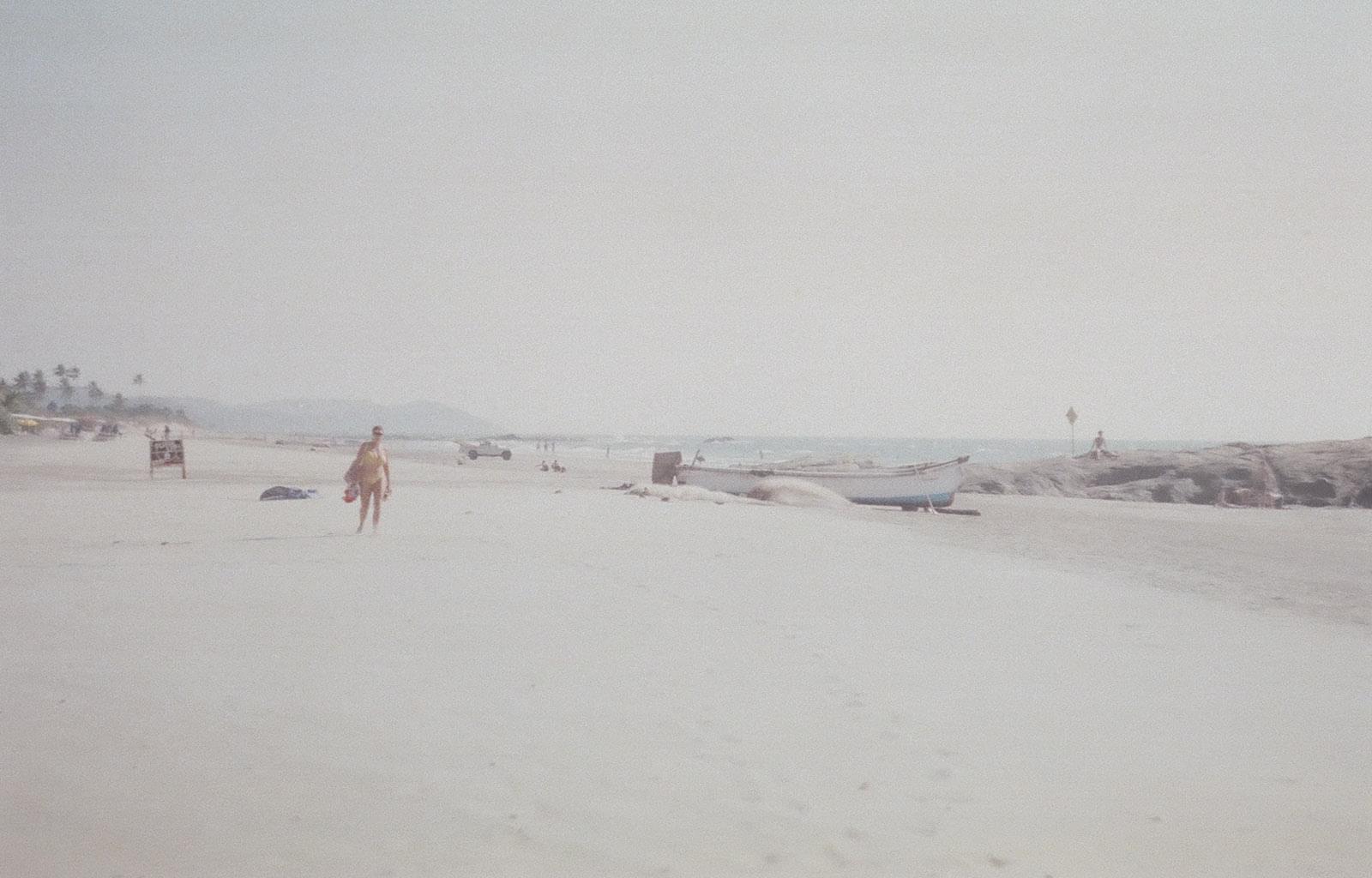 Человек идёт по пляжу