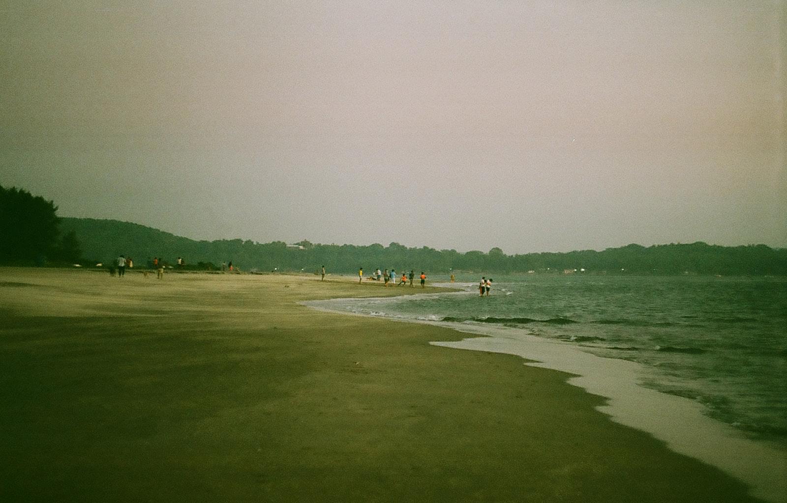 Люди отдыхают на пляже