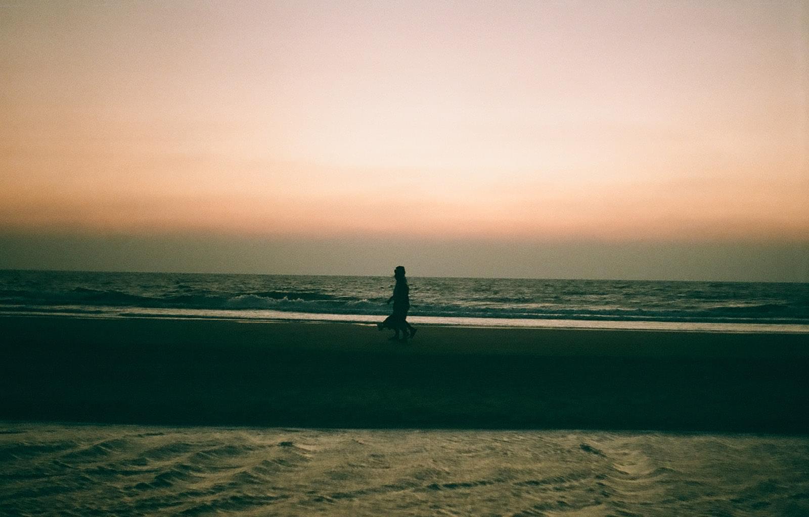 Люди на фоне заката