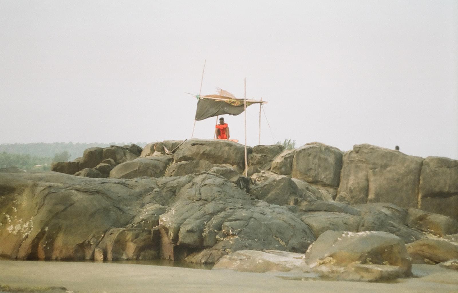 Спасатель сидит на камнях