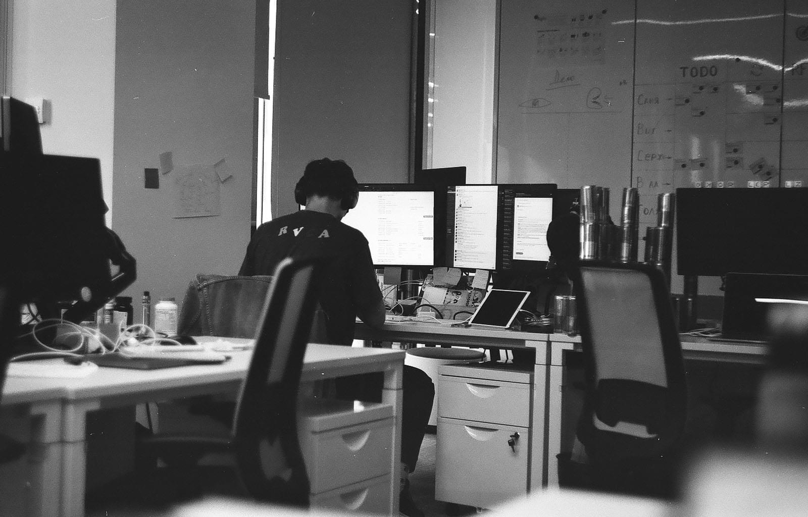 Человек за ноутбуком тестирует чужой код