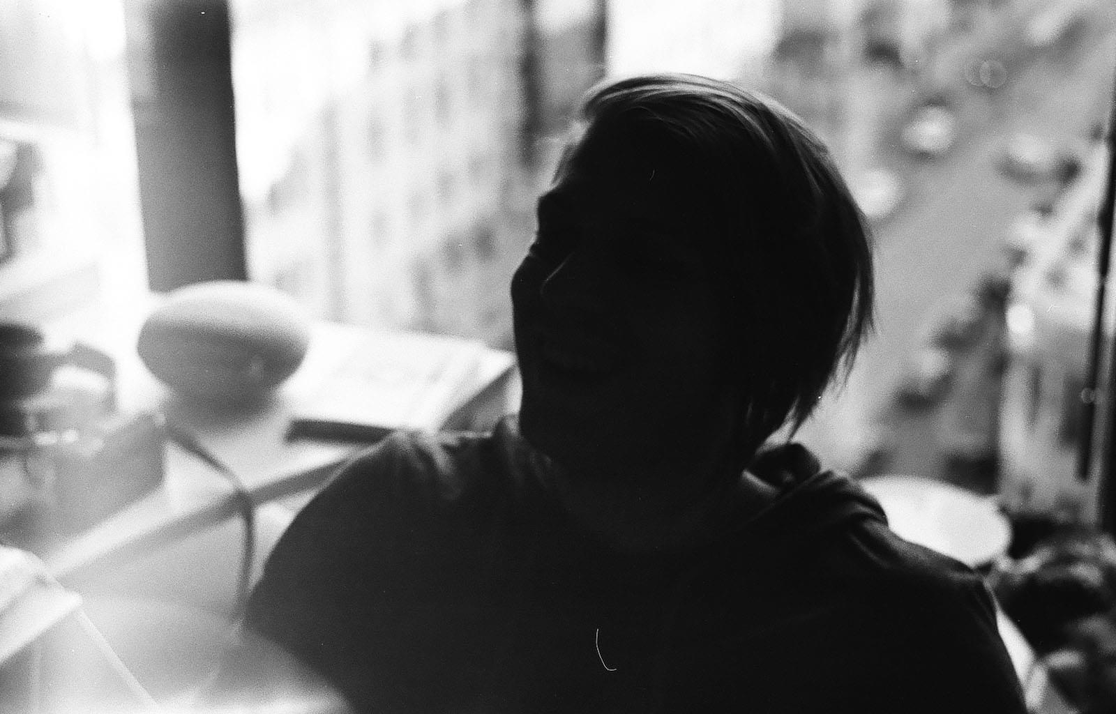 Человек на фоне панорамного окна