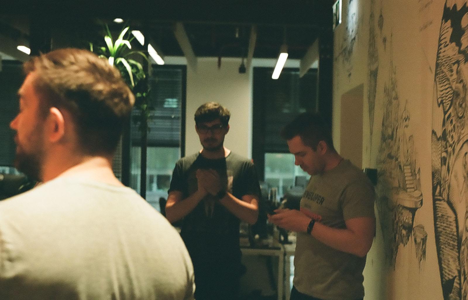 Группа людей перед совместным времяпрепровождением