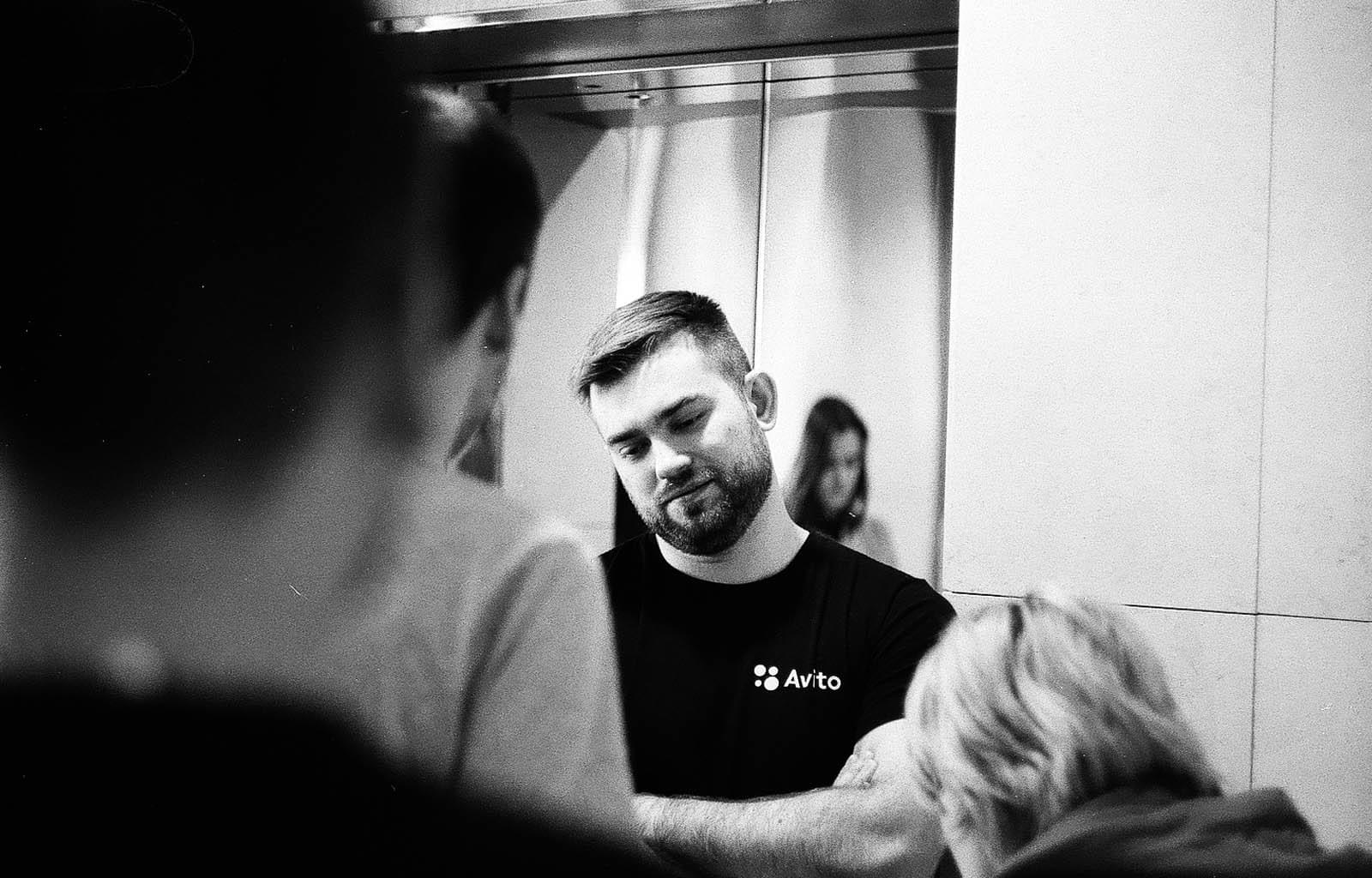 Группа людей за беседой возле лифта