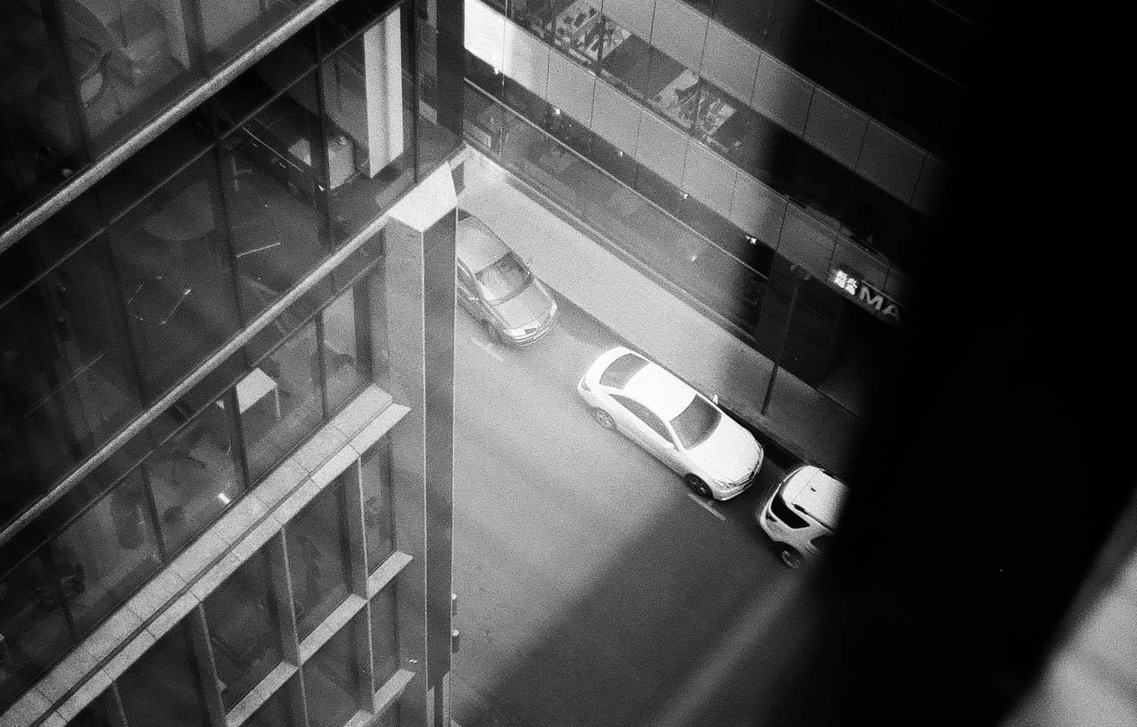 Припаркованные автомобили с высоты многоэтажного здания