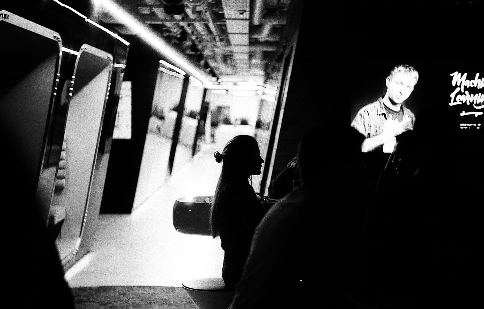 Девушка на фоне длинного коридора