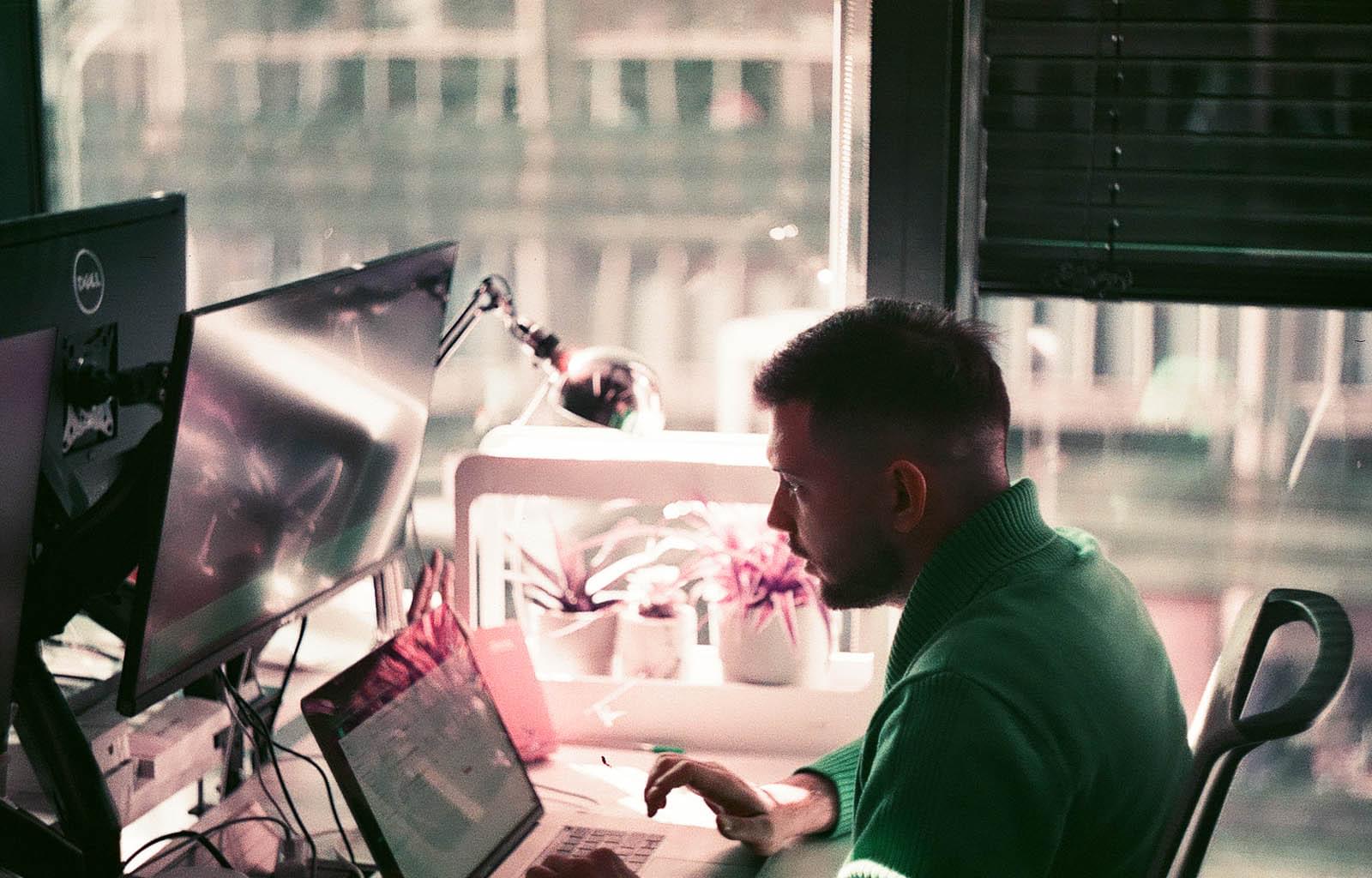 Разработчик пишет код за ноутбуком