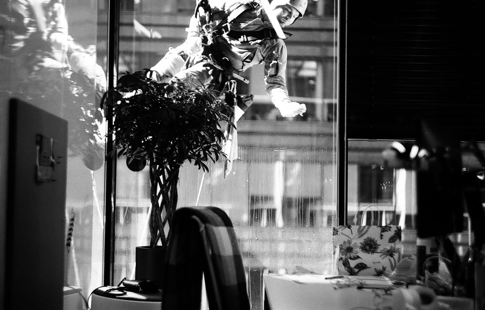 Мойщик моет окно на высоте