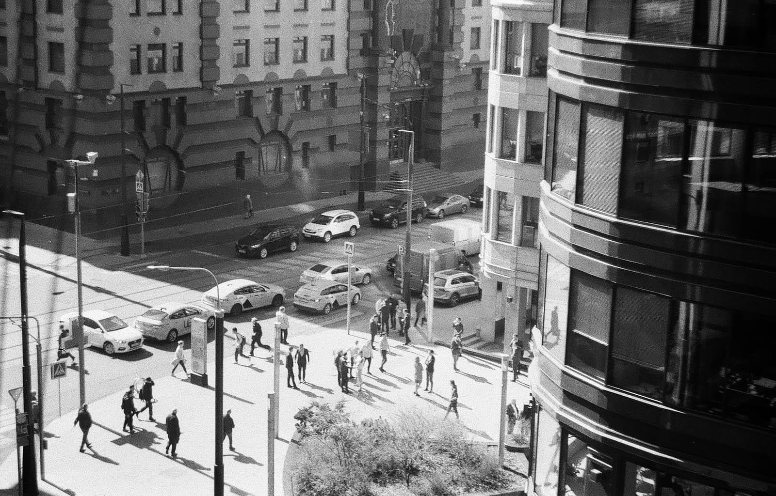 Люди идут по улице