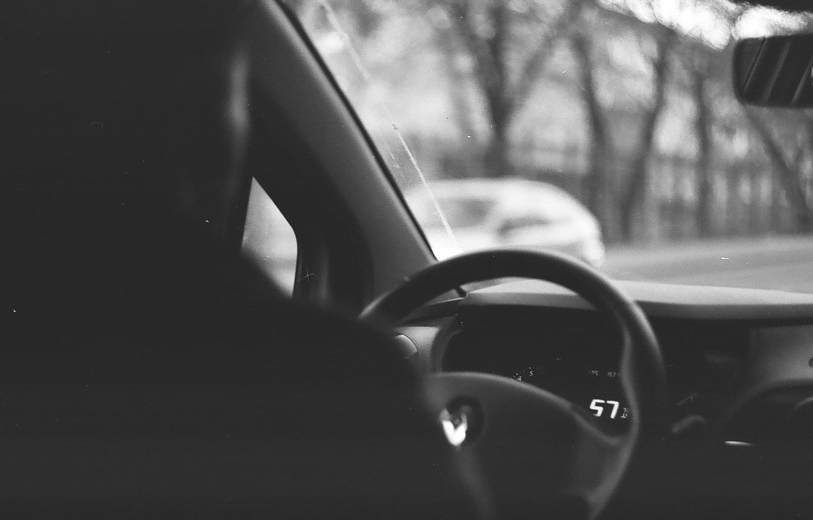 Водитель управляет автомобилем