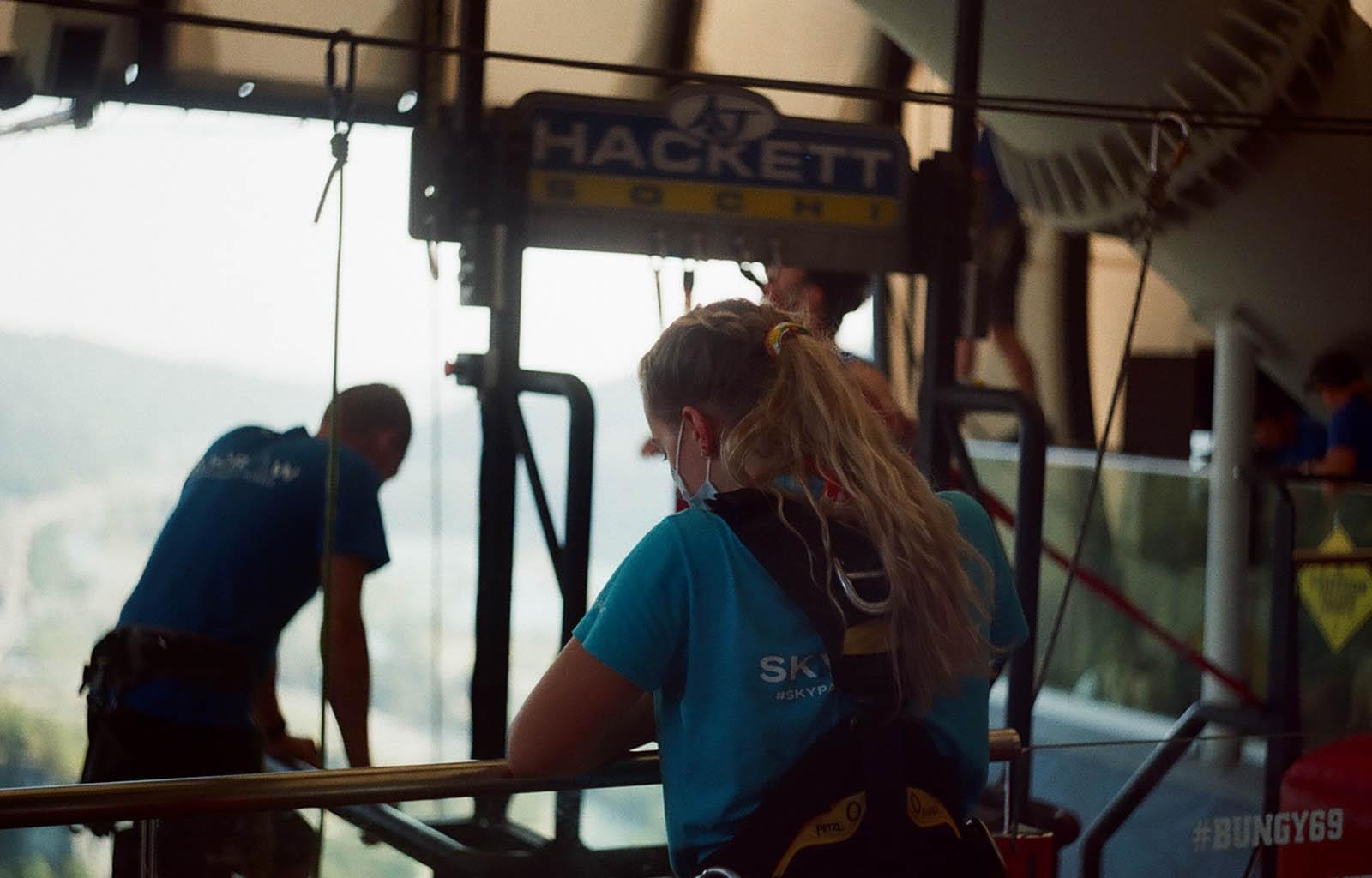 Инструктор смотрит вниз