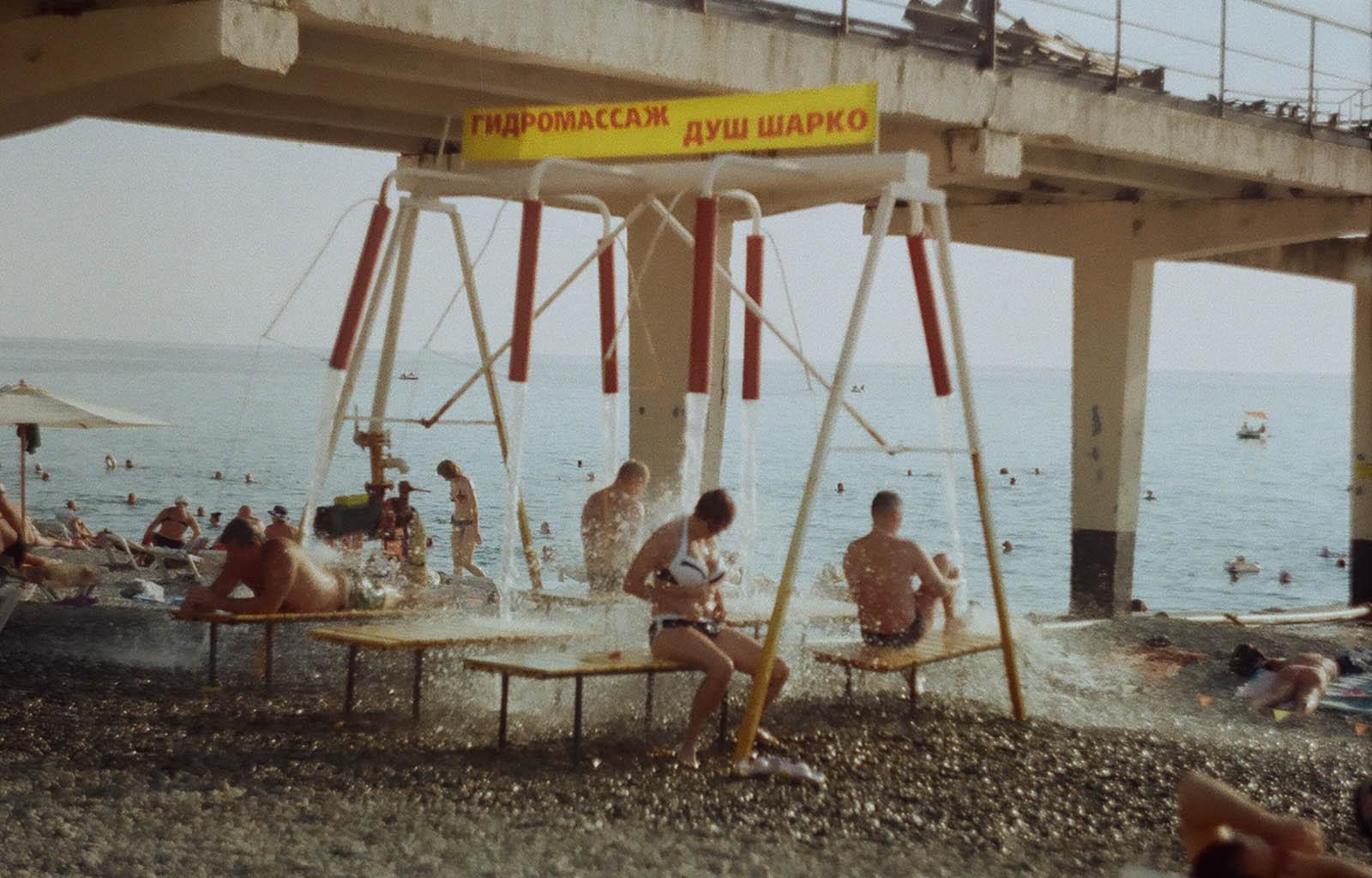 Люди делают гидромассаж