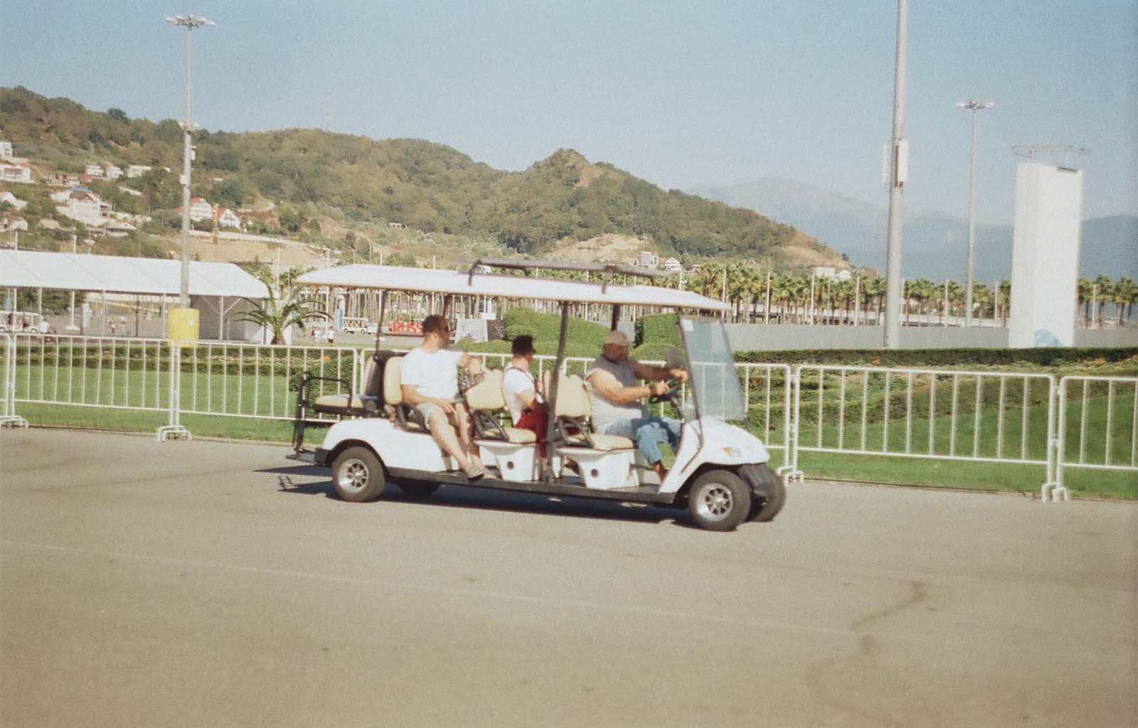 Группа людей едет на электромобиле