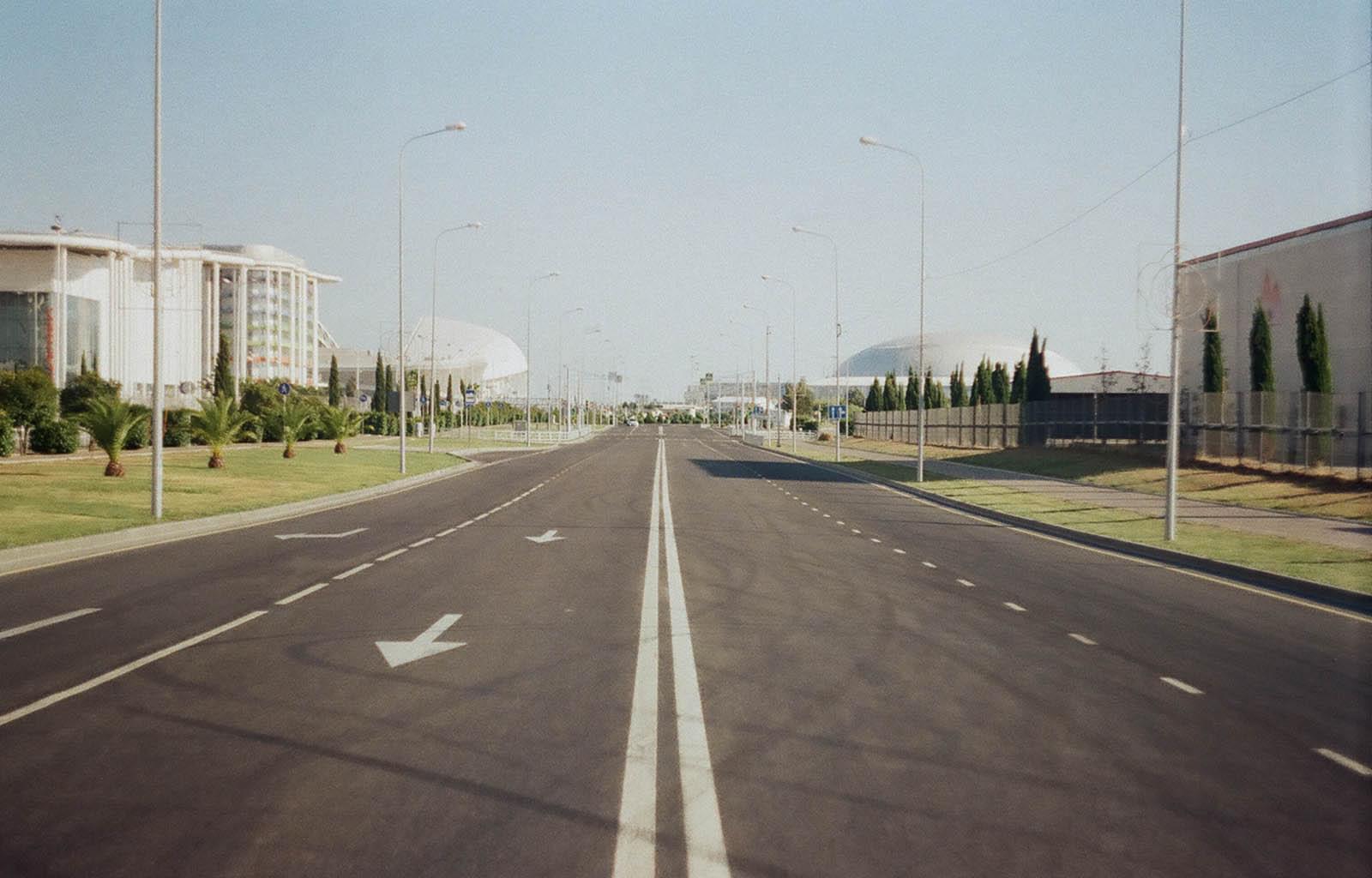 Пустынная дорога в Олимпийском парке
