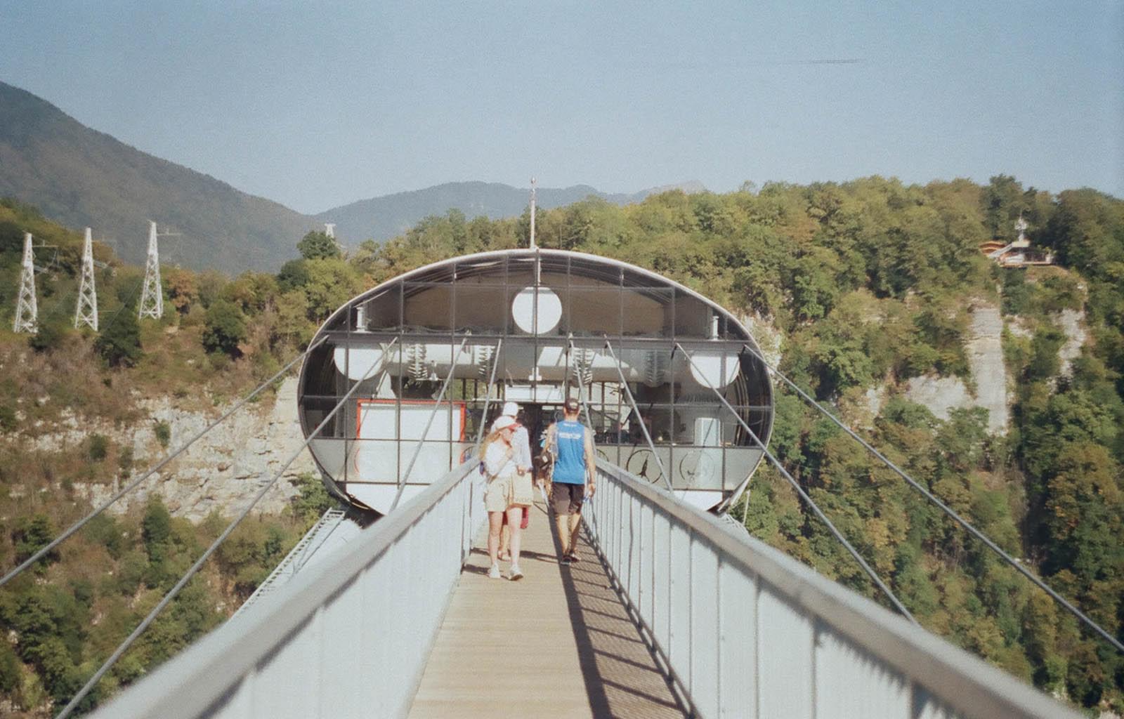 Люди идут по мосту в Skypark