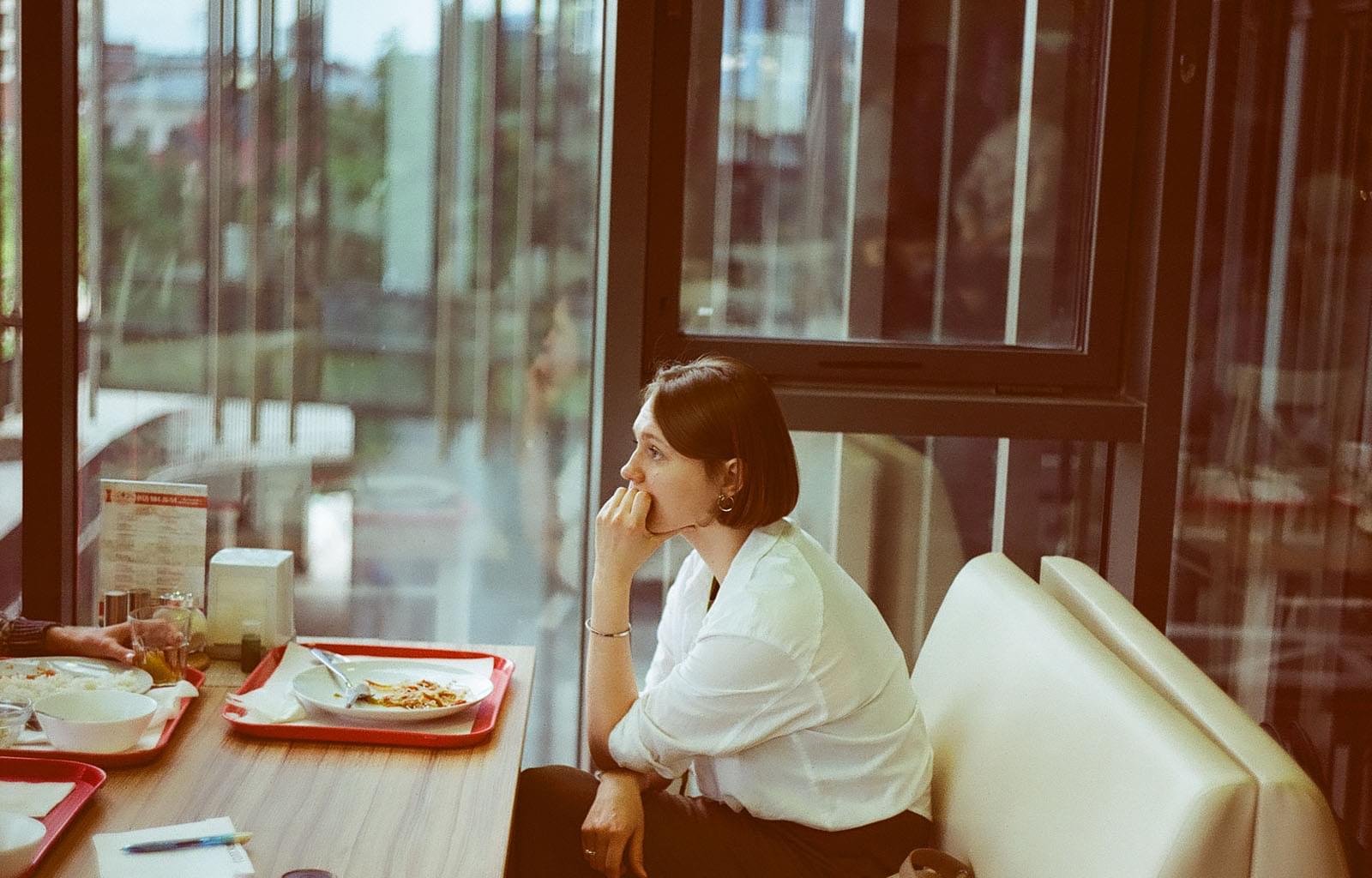 Девушка в столовой