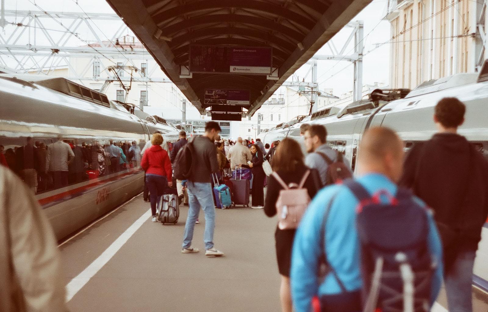 Люди на железнодорожном вокзале с вещами