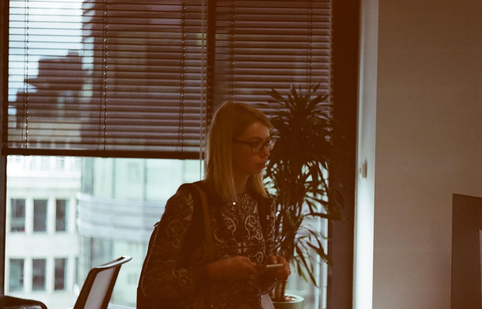 Девушка на фоне окна