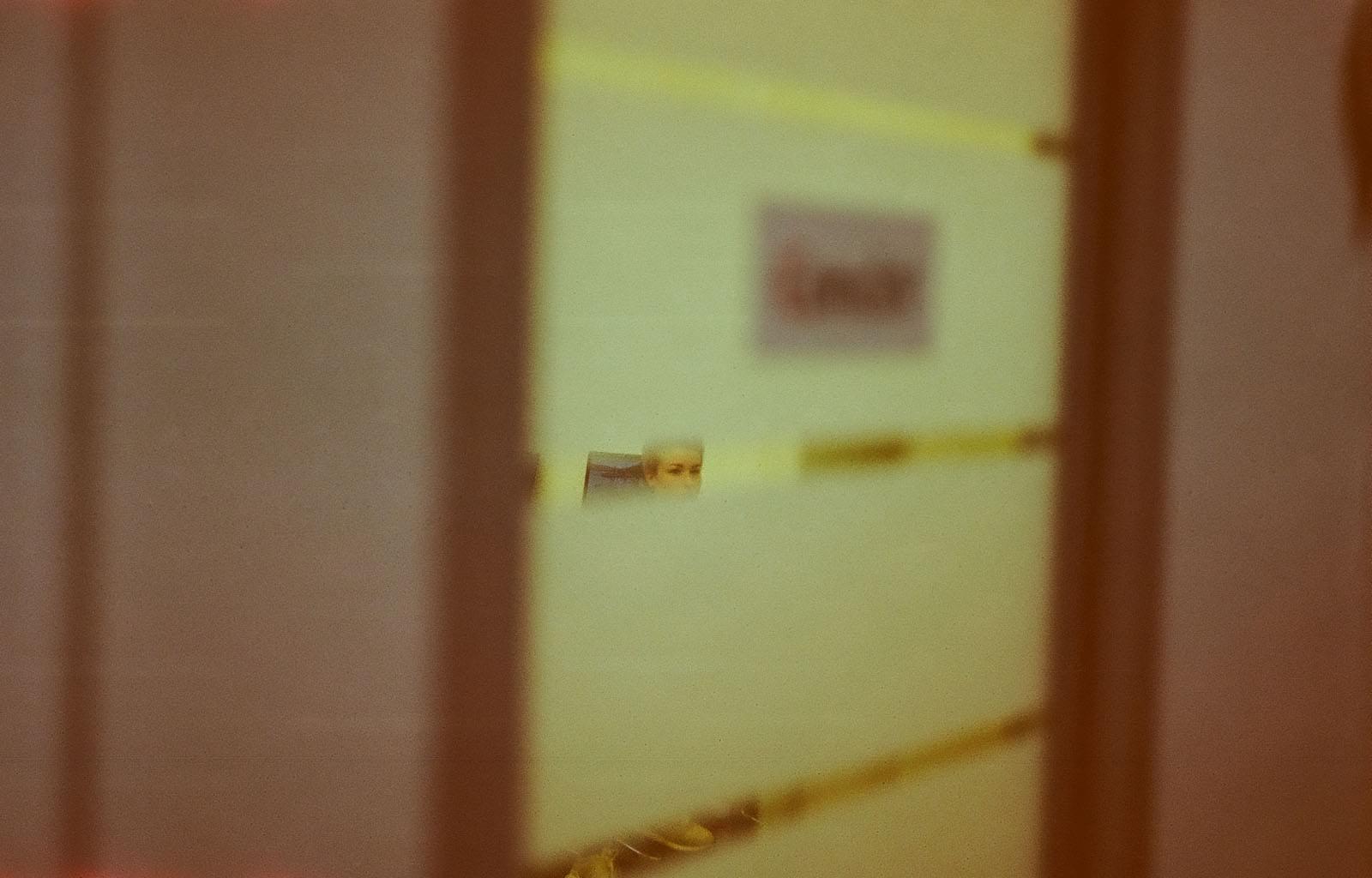 Девушка за стеклянной дверью