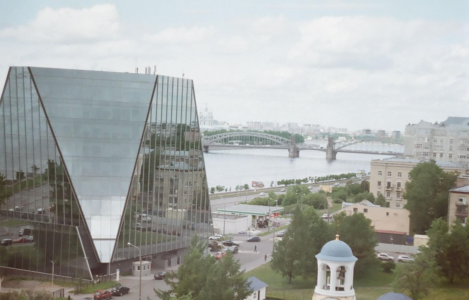 Вид на мост через реку