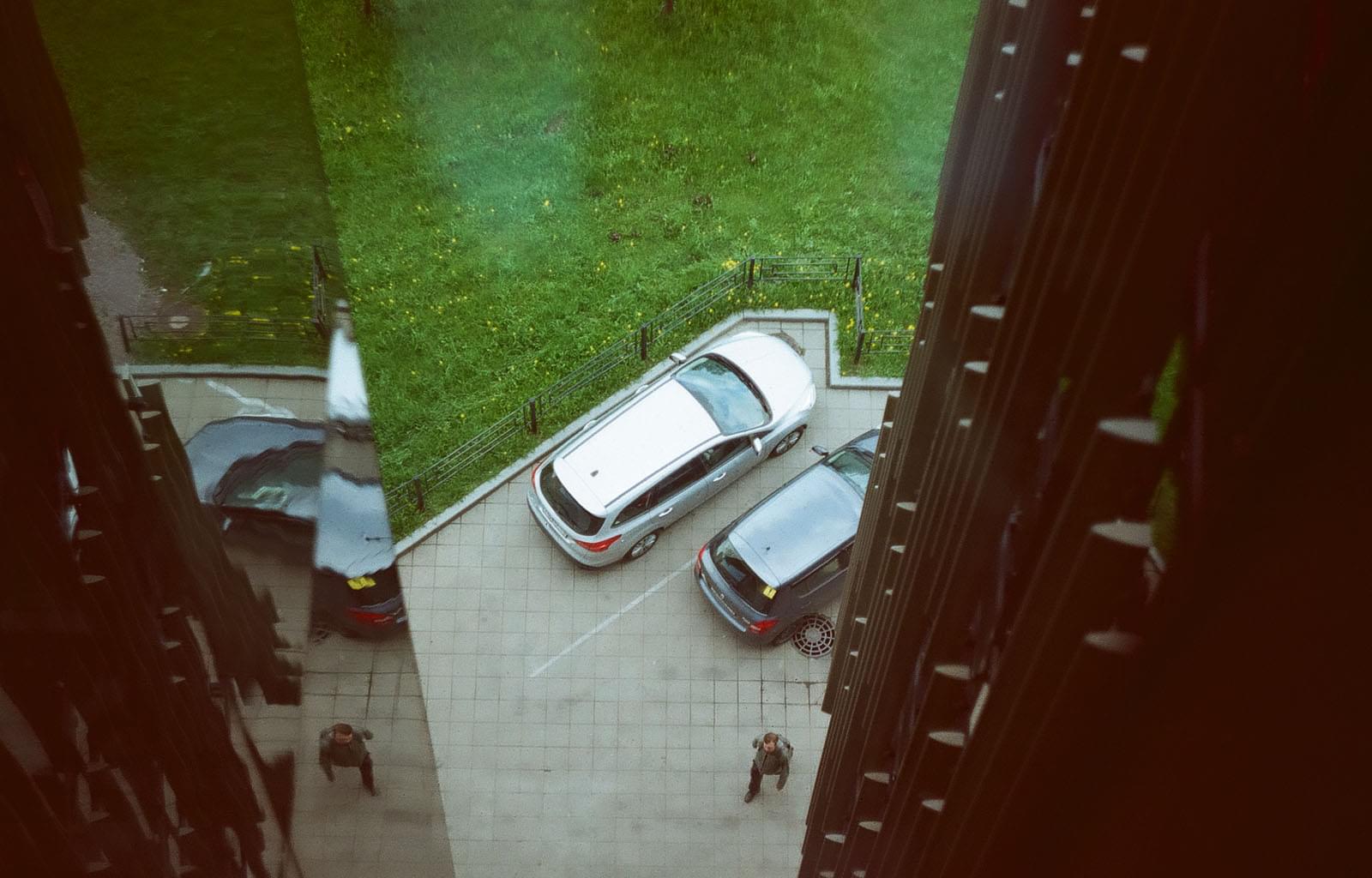 Вид на припаркованные автомобили из окна