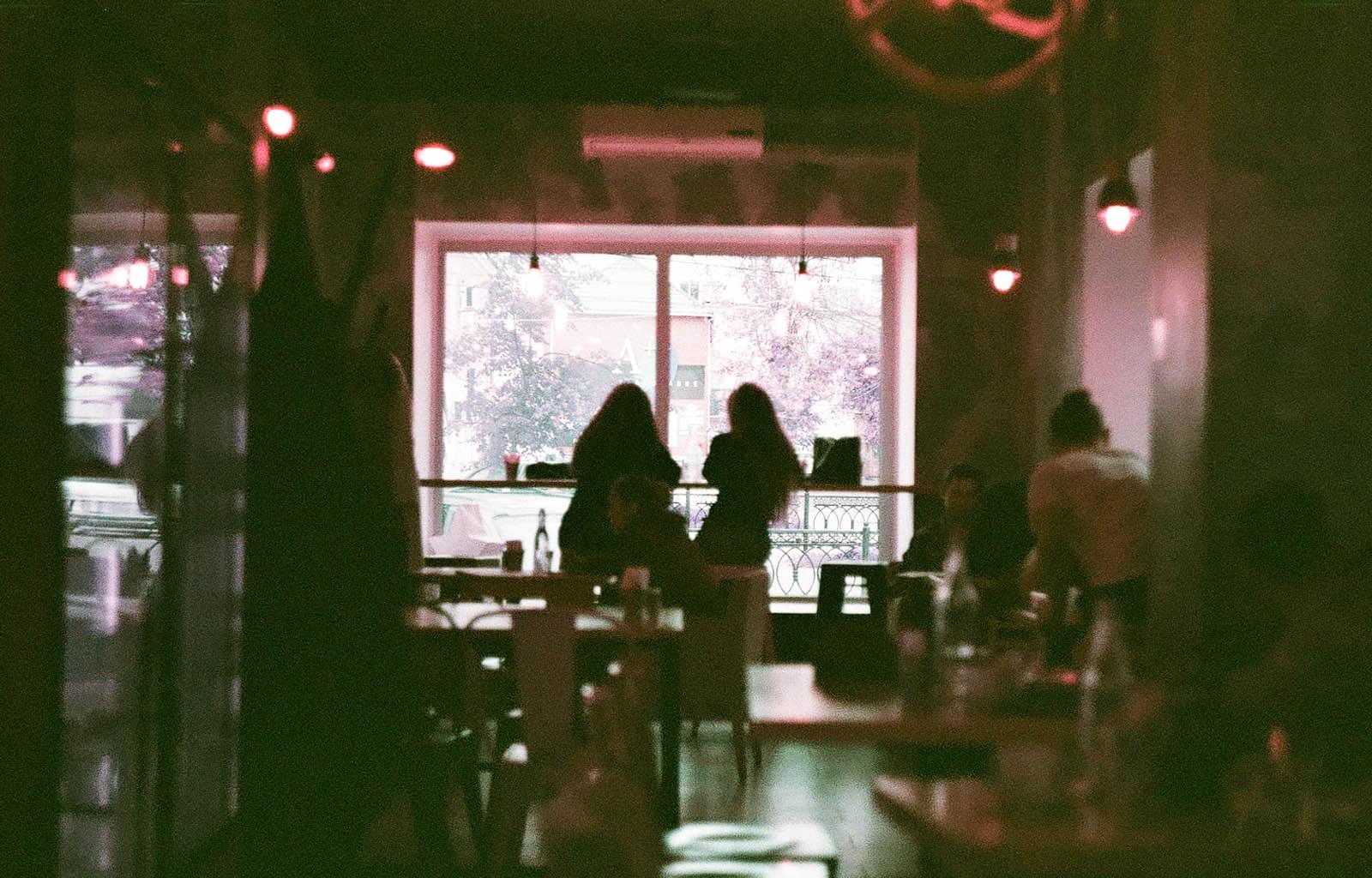 Люди в кафе на фоне окна