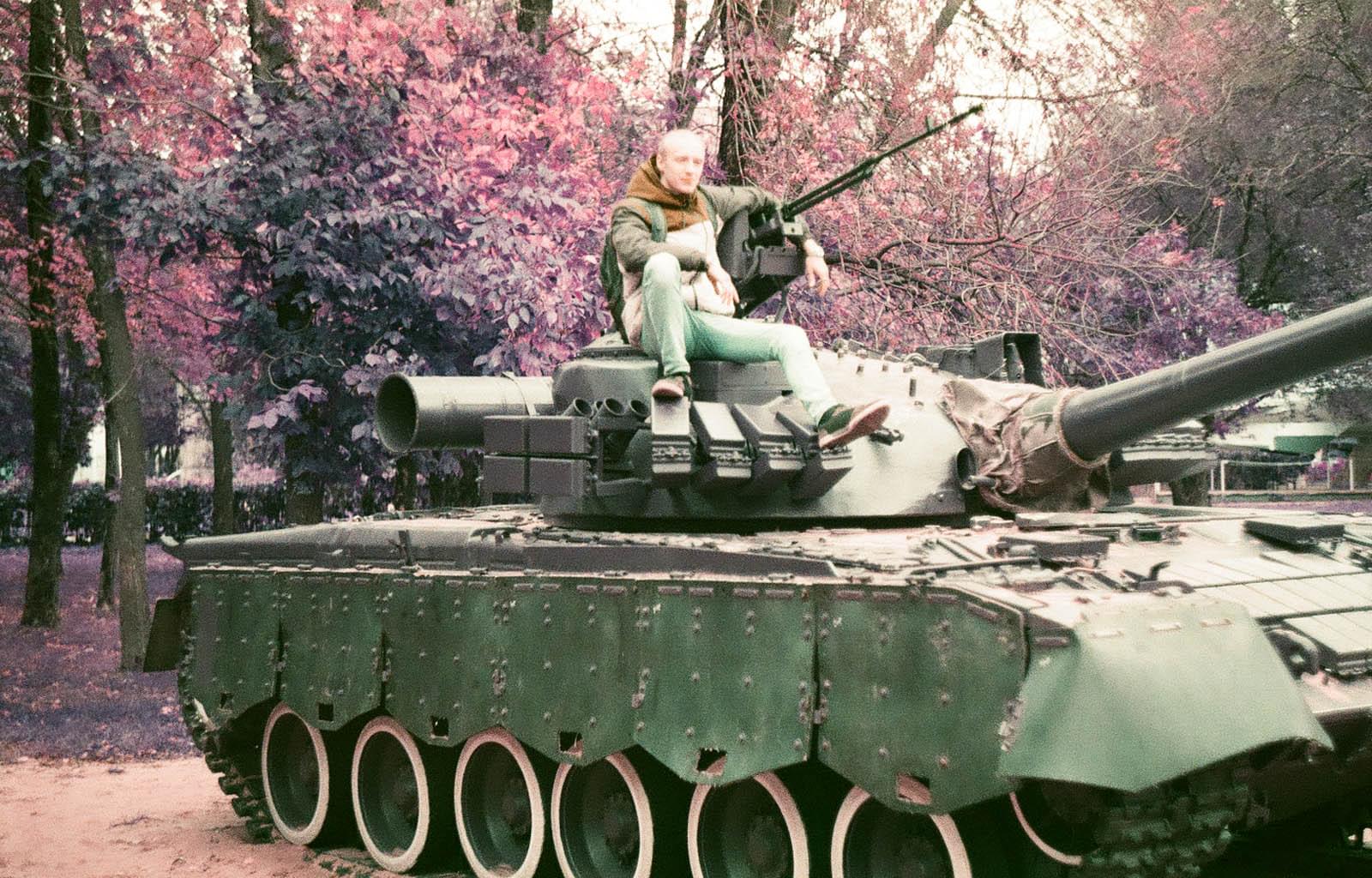 Человек сидит на танке