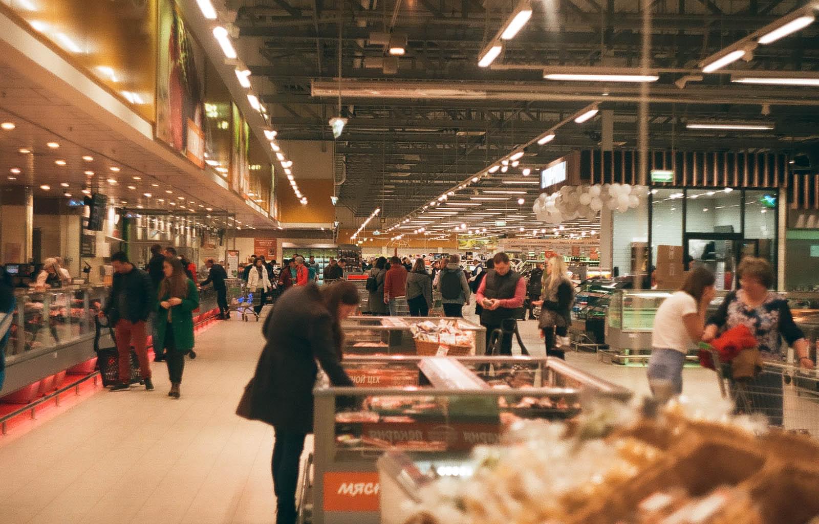 Люди в магазине Globus