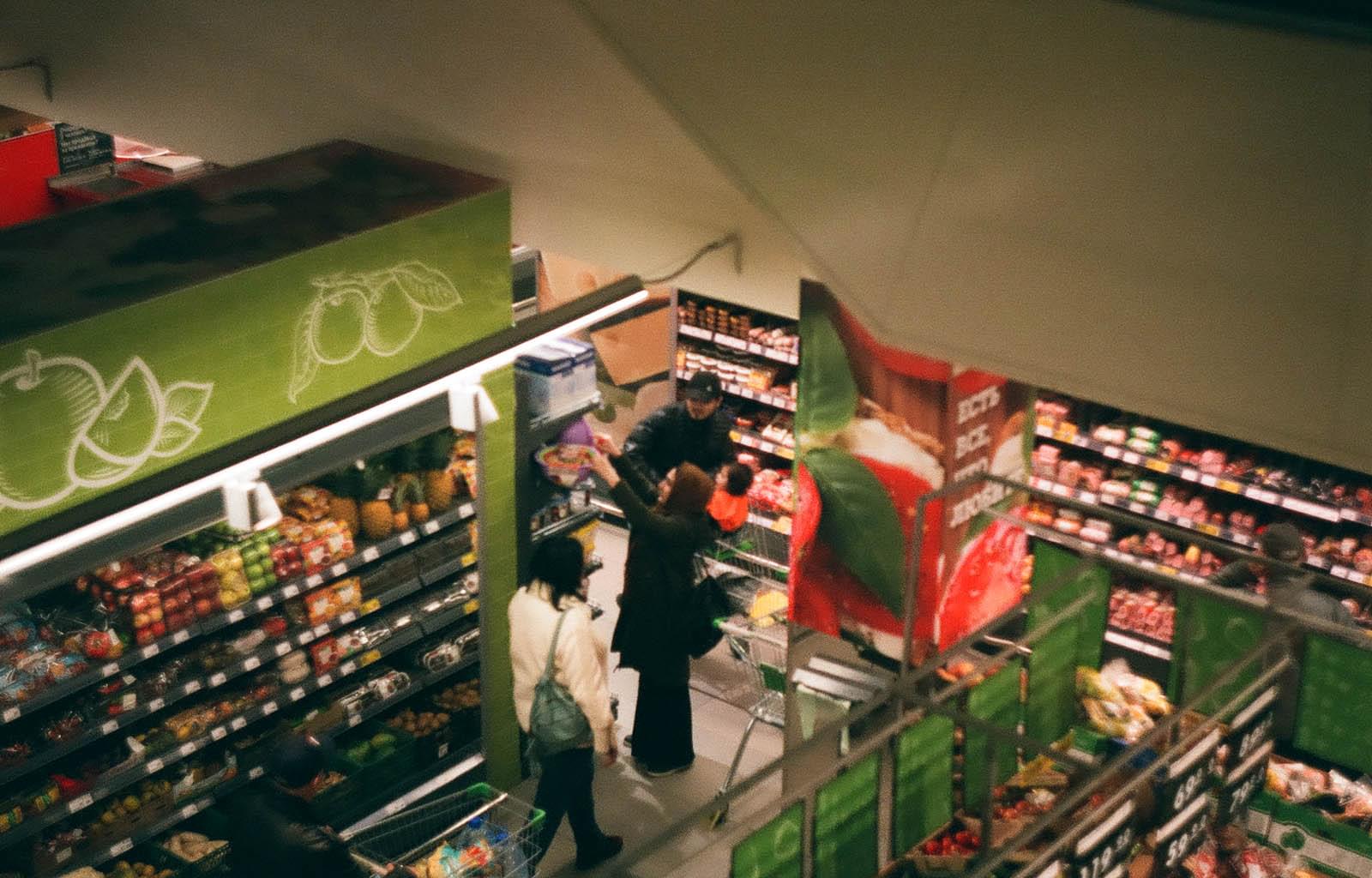 Женщина в магазине «Перекрёсток»