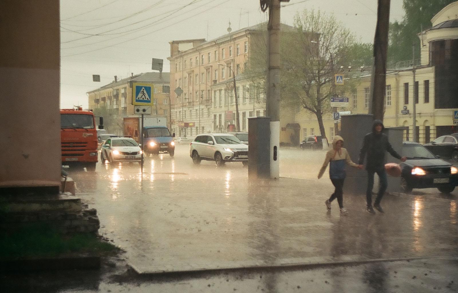 Люди бегут под дождём