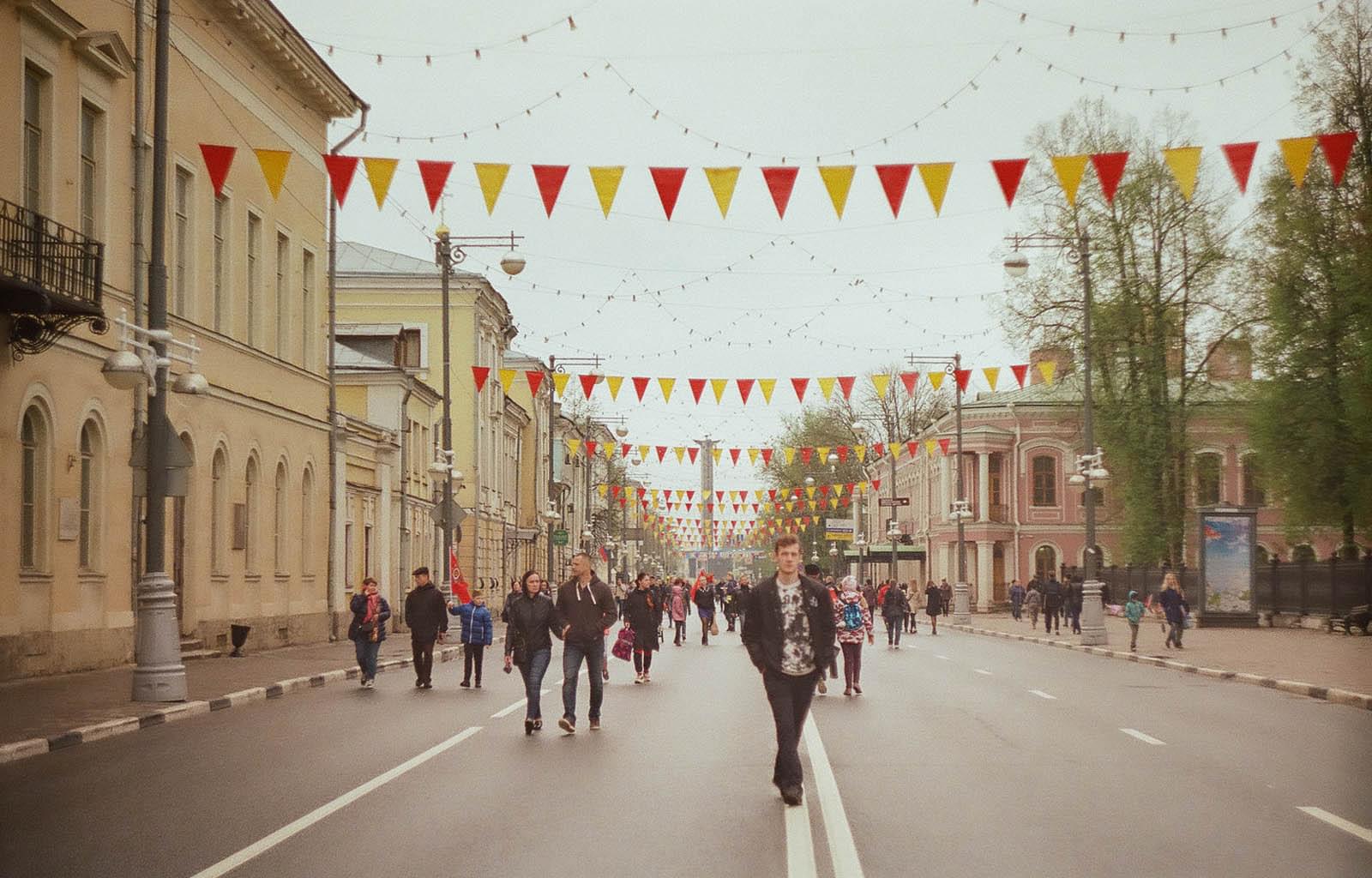 Люди идут по перекрытой улице
