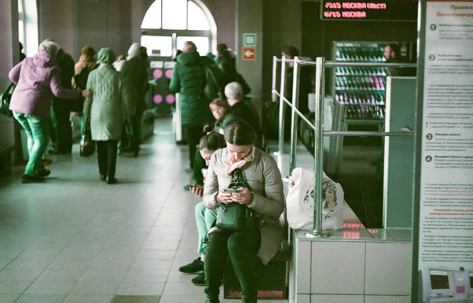 Люди на железнодорожном вокзале