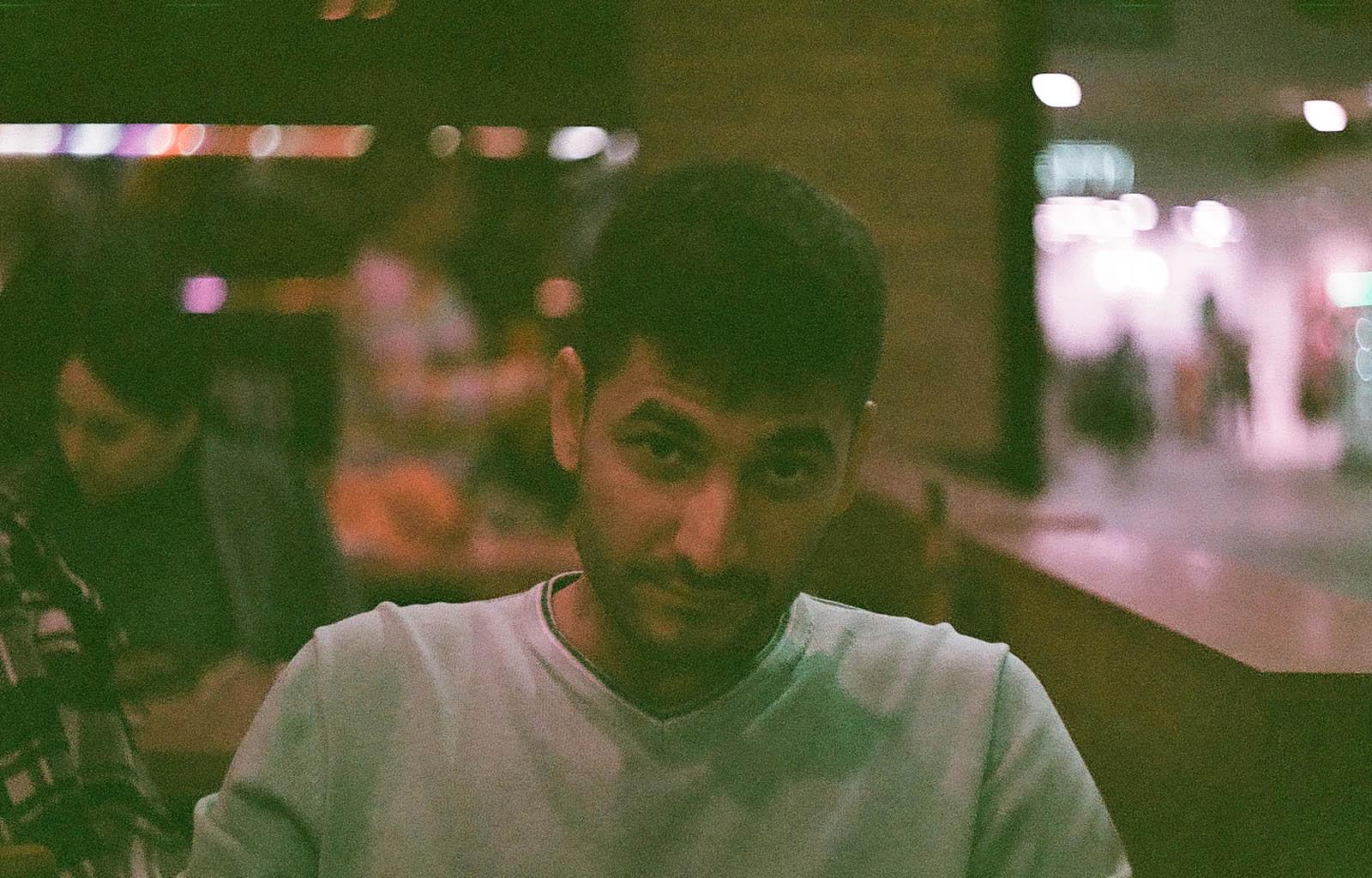 Человек в кафе