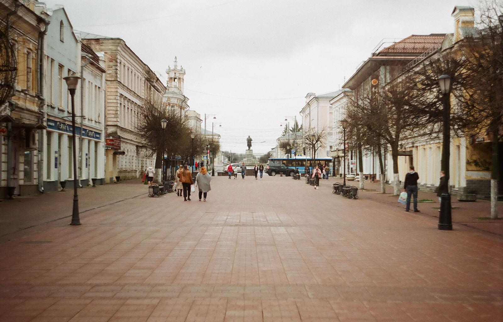 Люди на улице Трёхсвятской