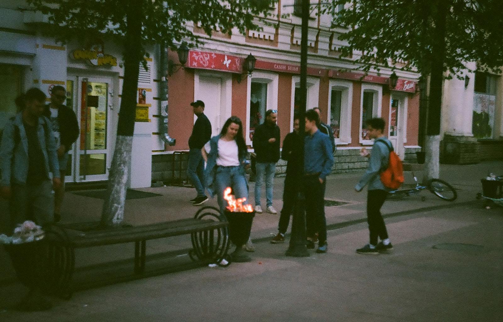 Люди возле горящей урны