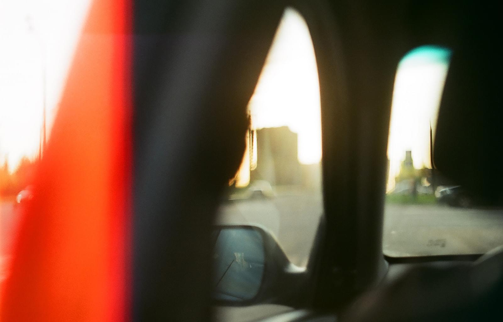 Фотография из-за плеча водителя автомобиля