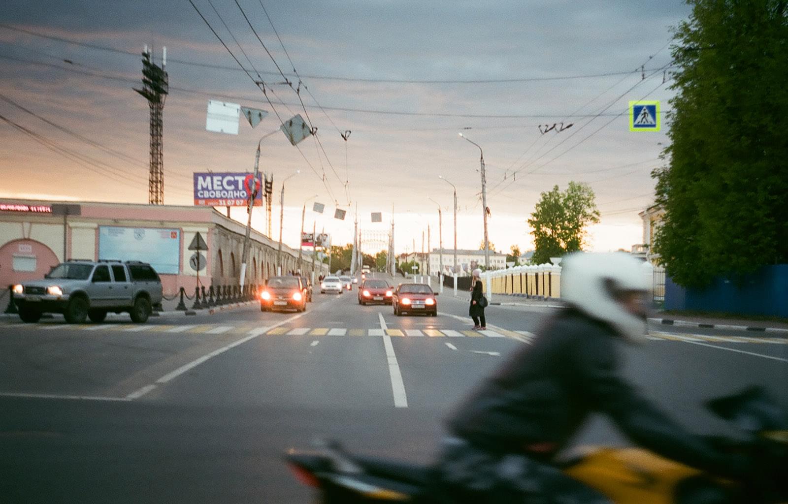Дорожный трафик перед старым мостом