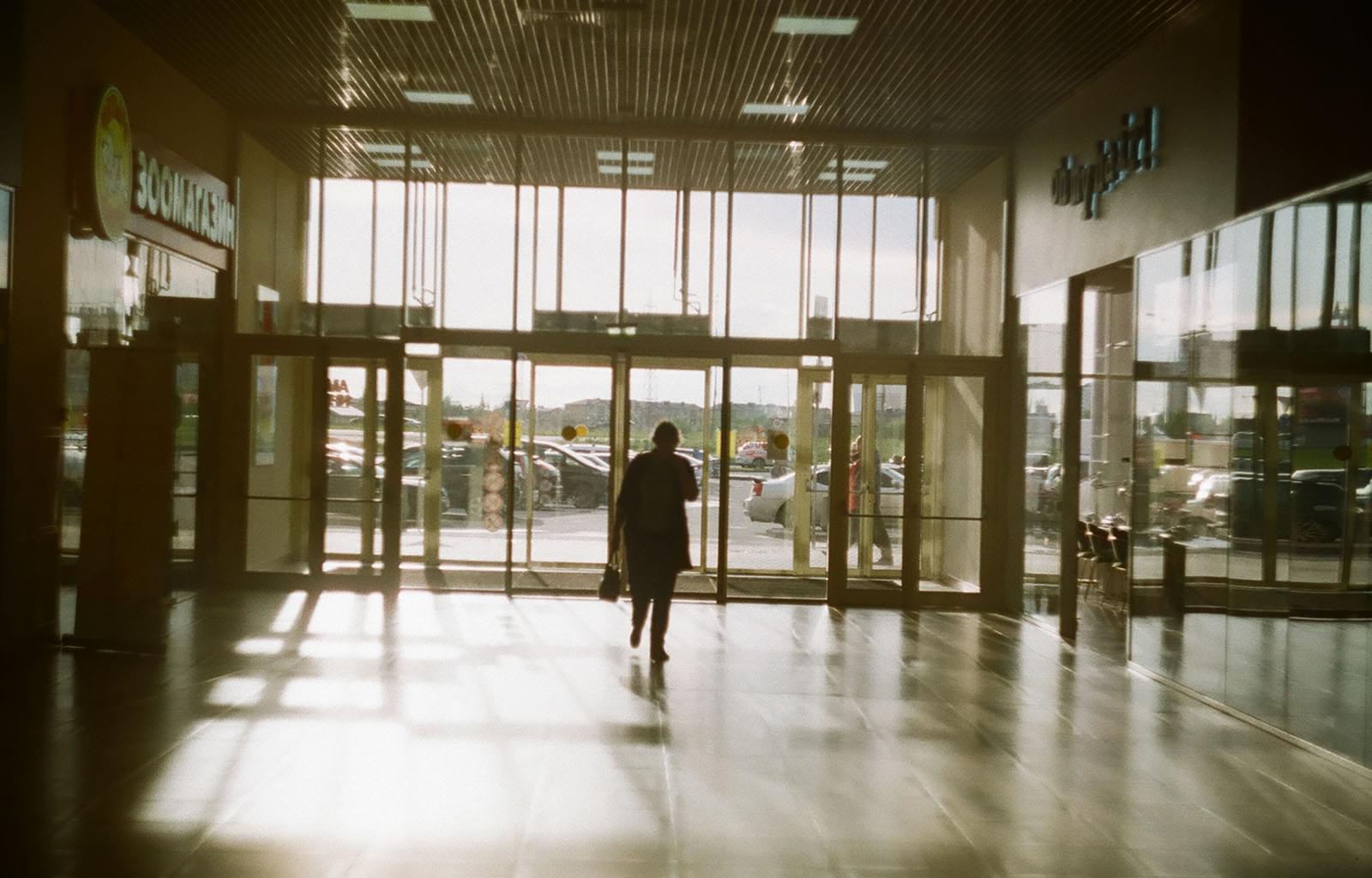 Человек идёт к выходу в торговом парке N1