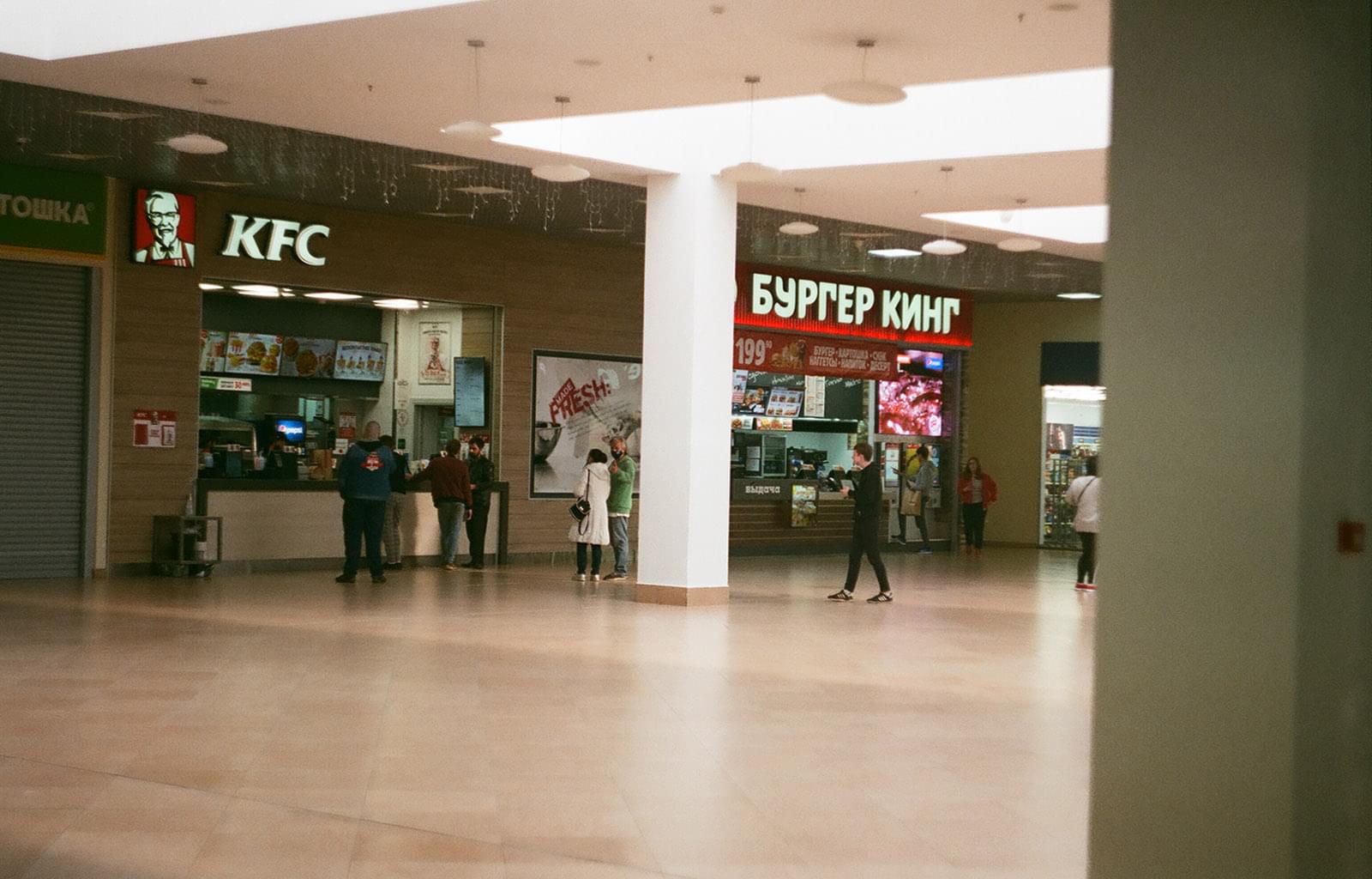 Полупустой фудкорт в торговом парке N1