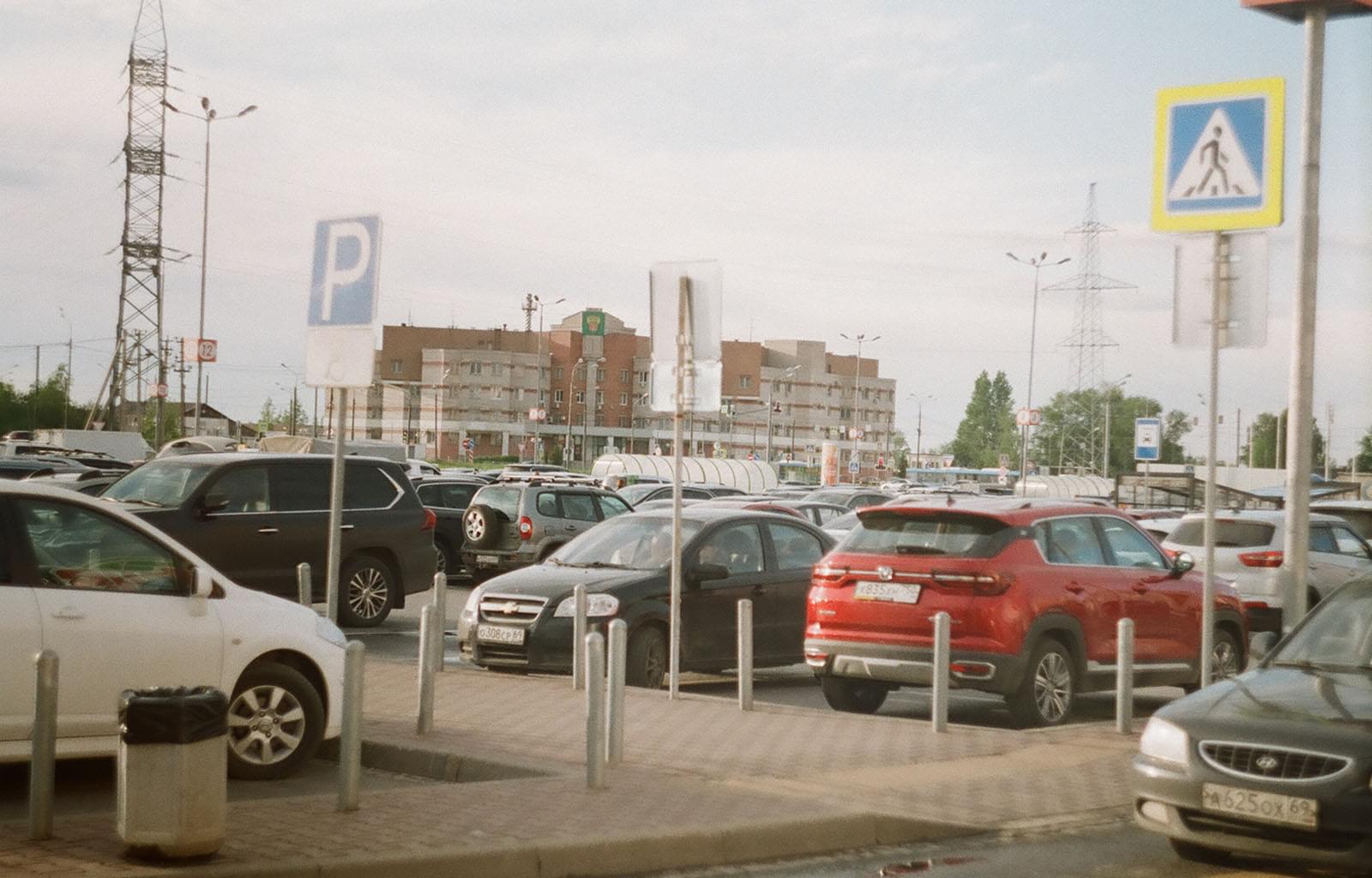 Вид на парковку торгового парка N1