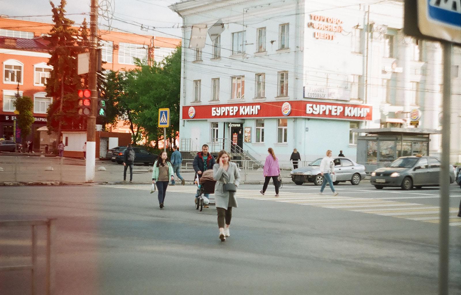 Люди идут по пешеходному переходу