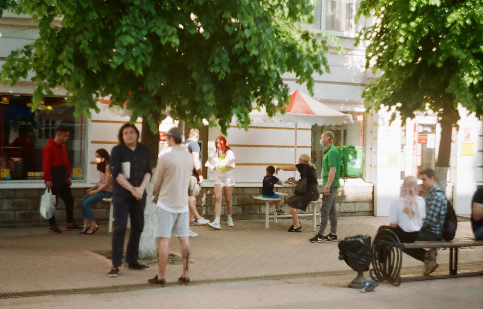 Люди возле здания