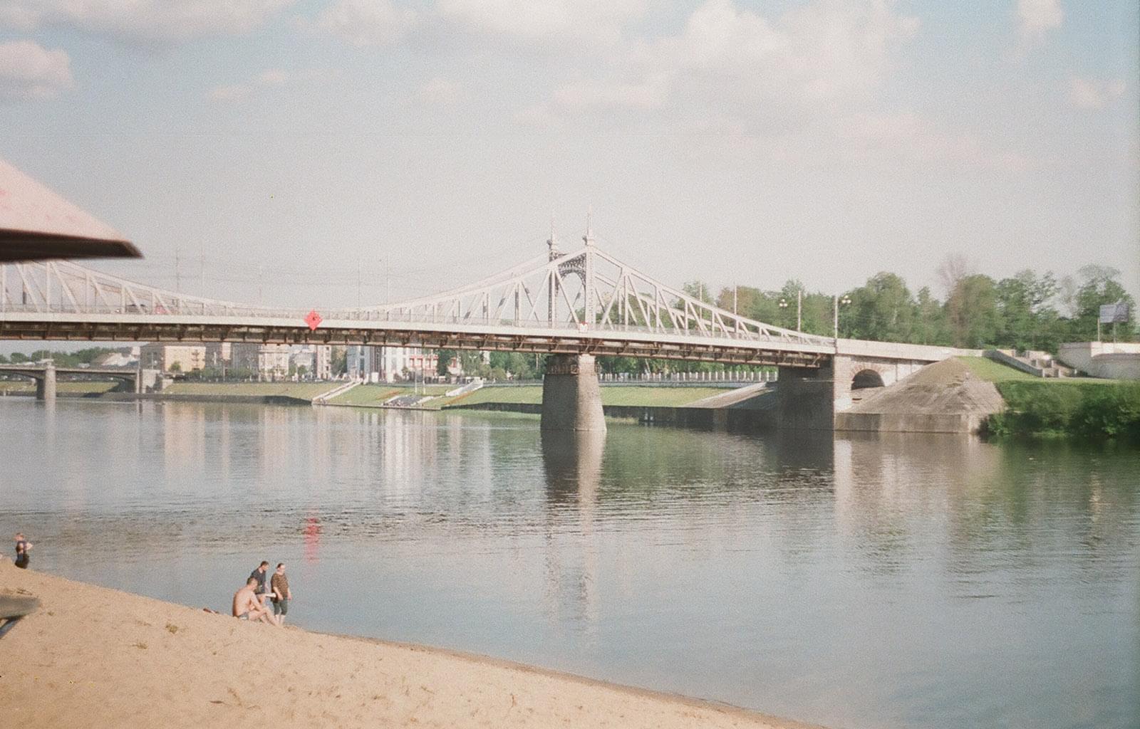 Вид на старый мост с городского пляжа