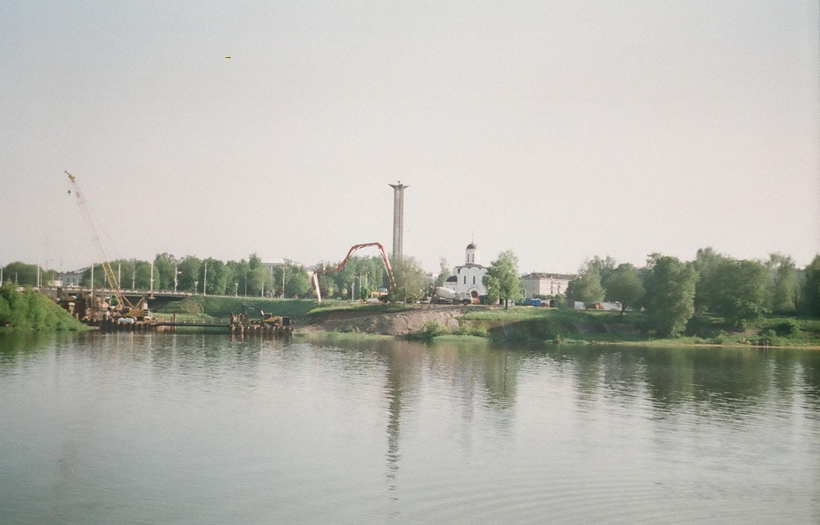 Строящейся пешеходный мост