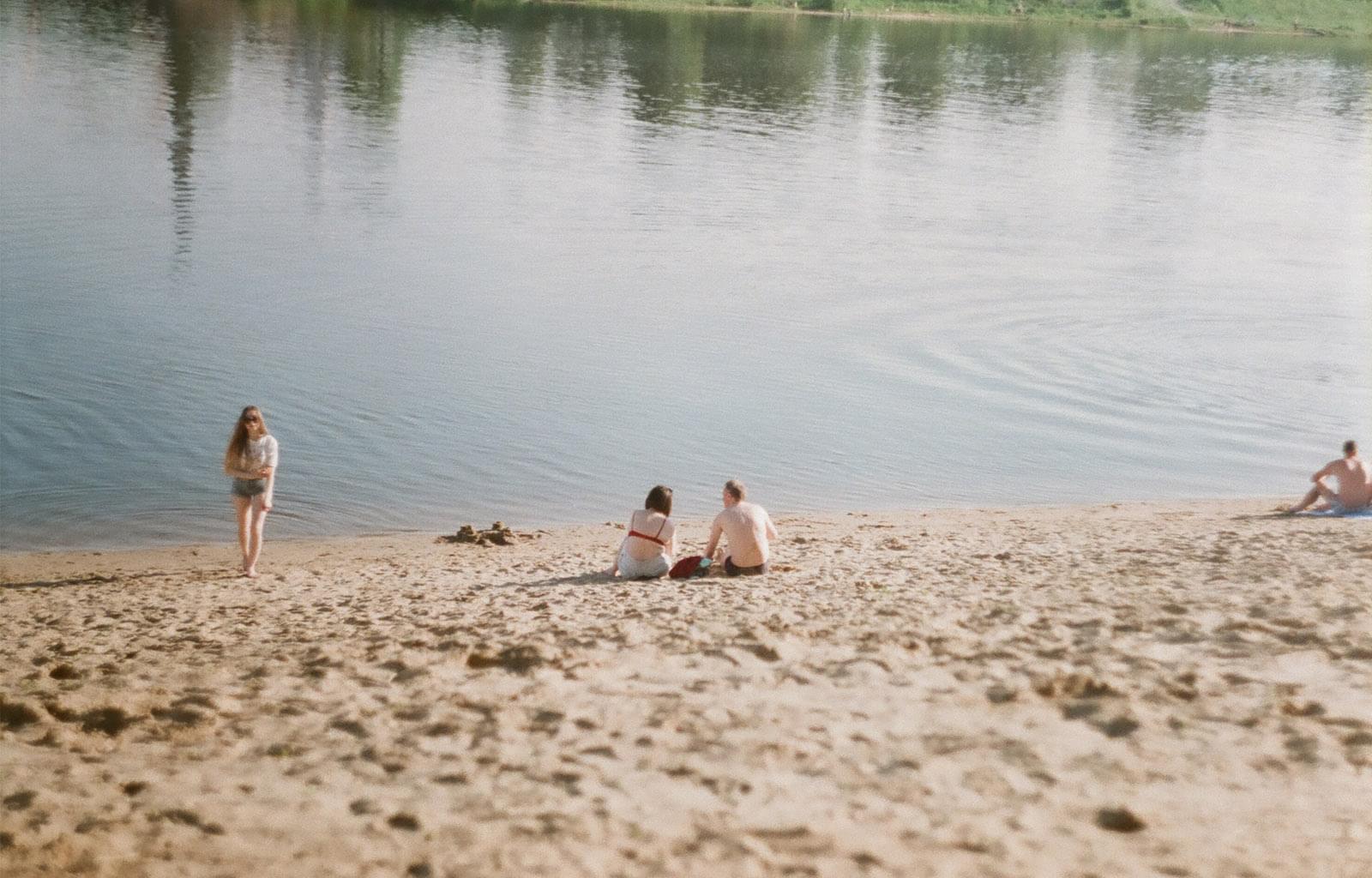 Люди сидят на пляже