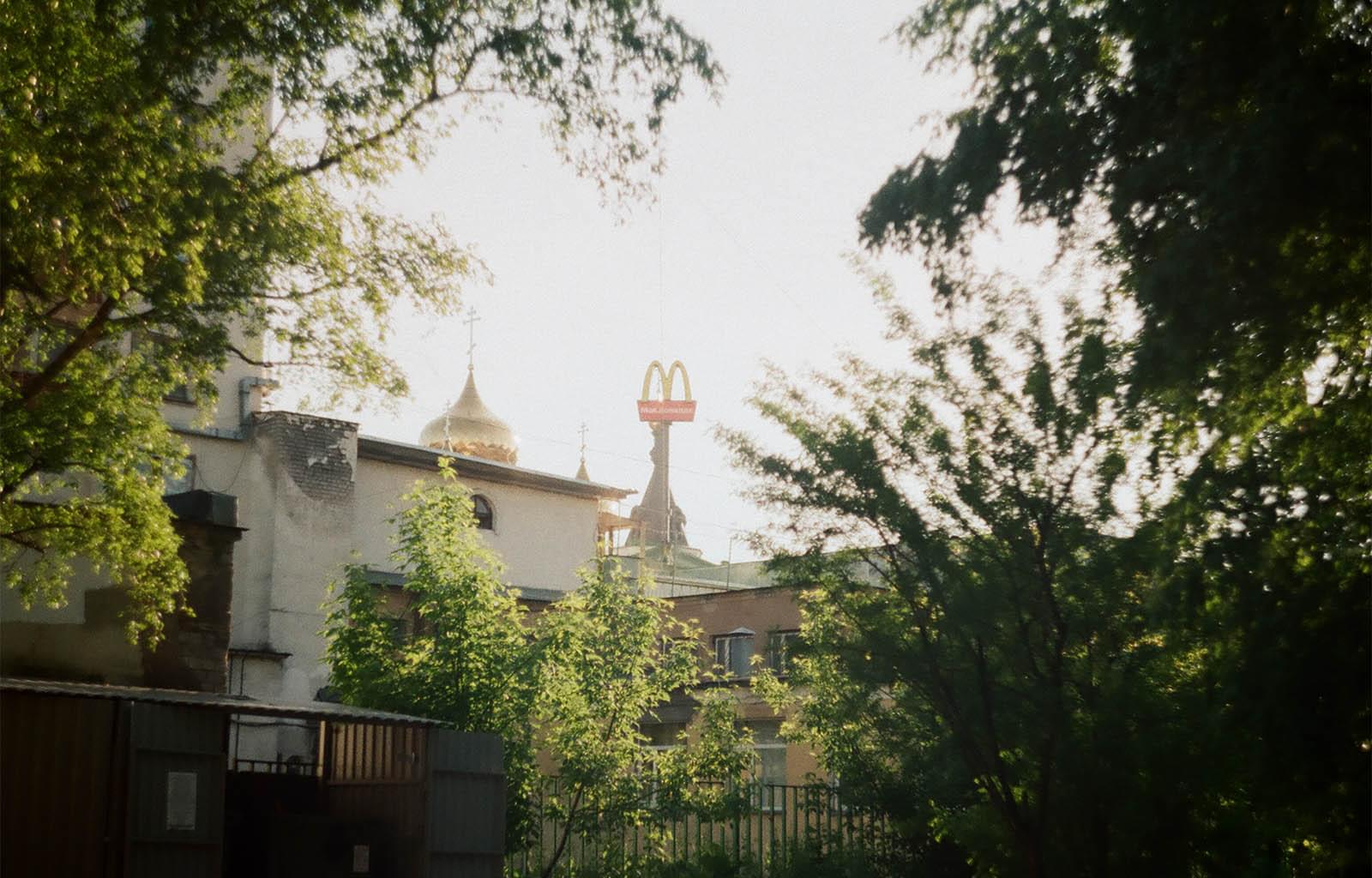 Логотип McDonald’s на фоне церковных куполов